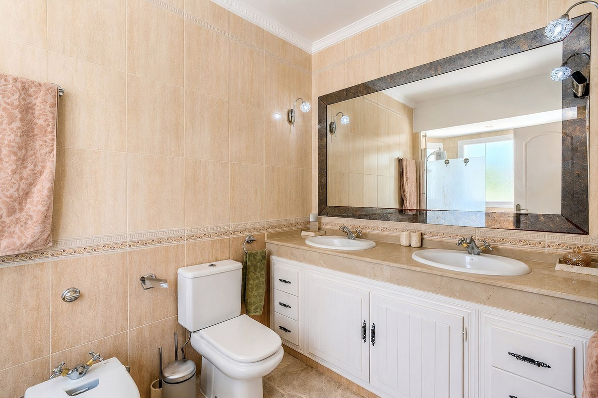 Image 38: Detached Villa For sale, Nueva Andalucía, €1,595,000 [HFMs712045]