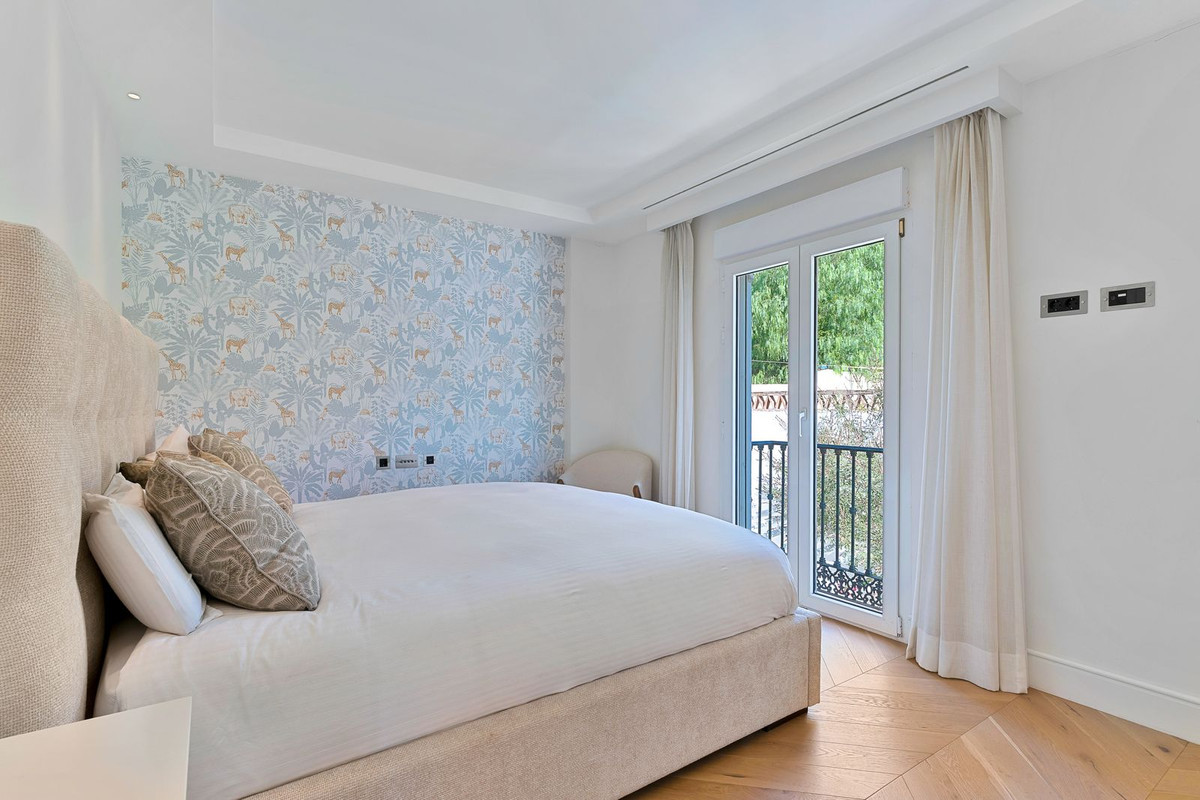 Image 18: Pareada For sale, Marbella, €1,195,000 [HFMs704662]