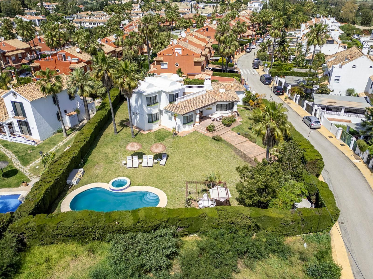 Image 0: Villa - Chalet For sale, Estepona, €1,695,000 [HFMs730740]