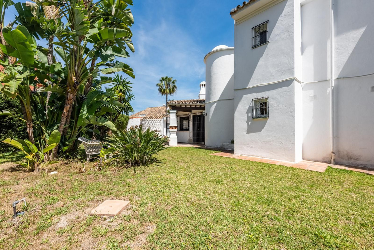 Image 2: Villa - Chalet For sale, Estepona, €1,695,000 [HFMs730740]