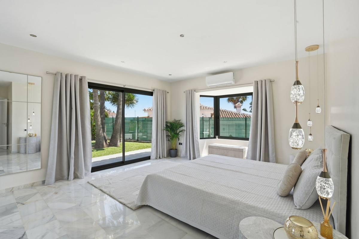 Image 20: Villa - Chalet For sale, Mijas Costa, €1,599,000 [HFMs727832]