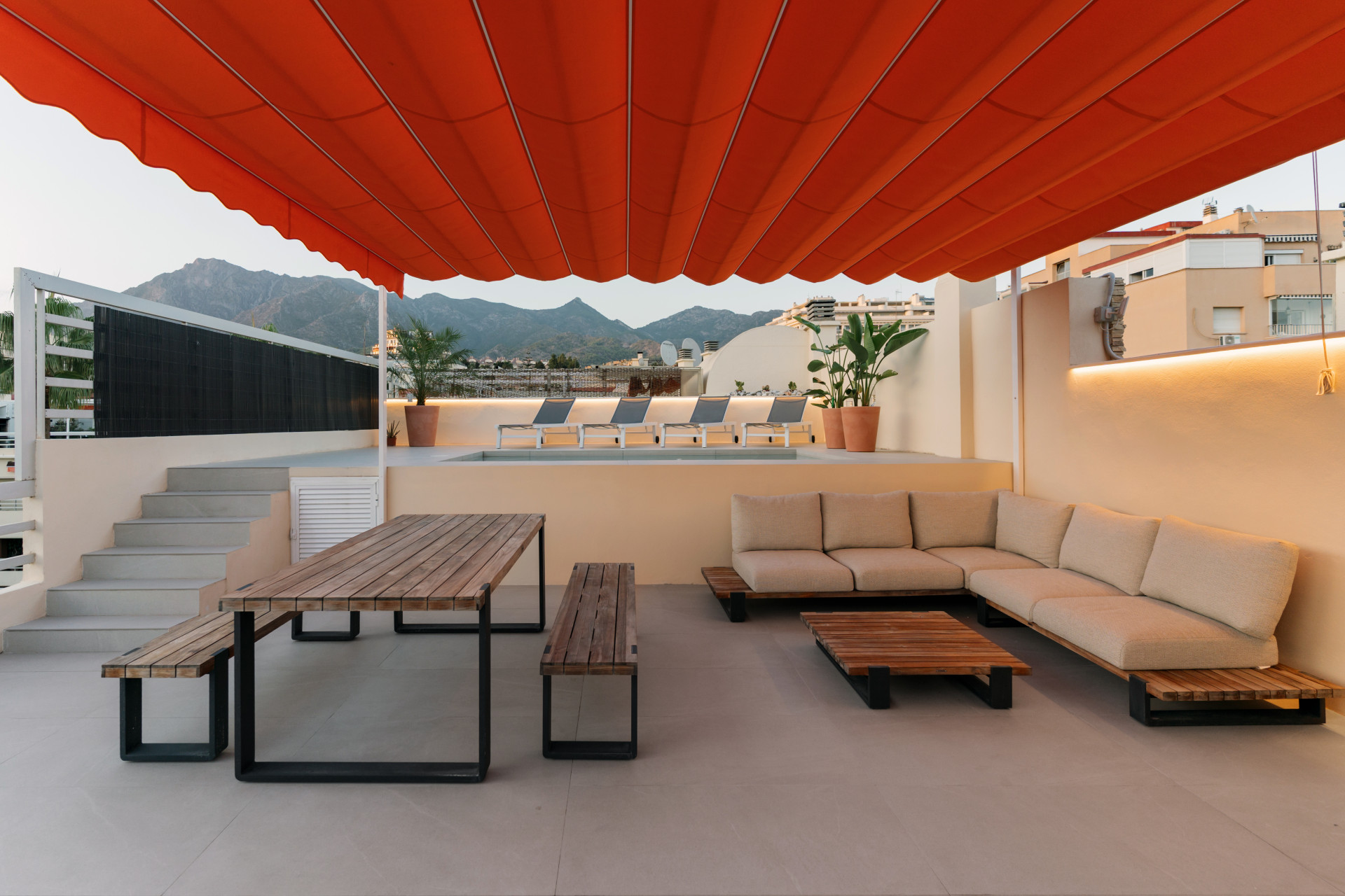 Ático en el Centro de Marbella – Piscina Privada en la Azotea y Vistas a La Concha