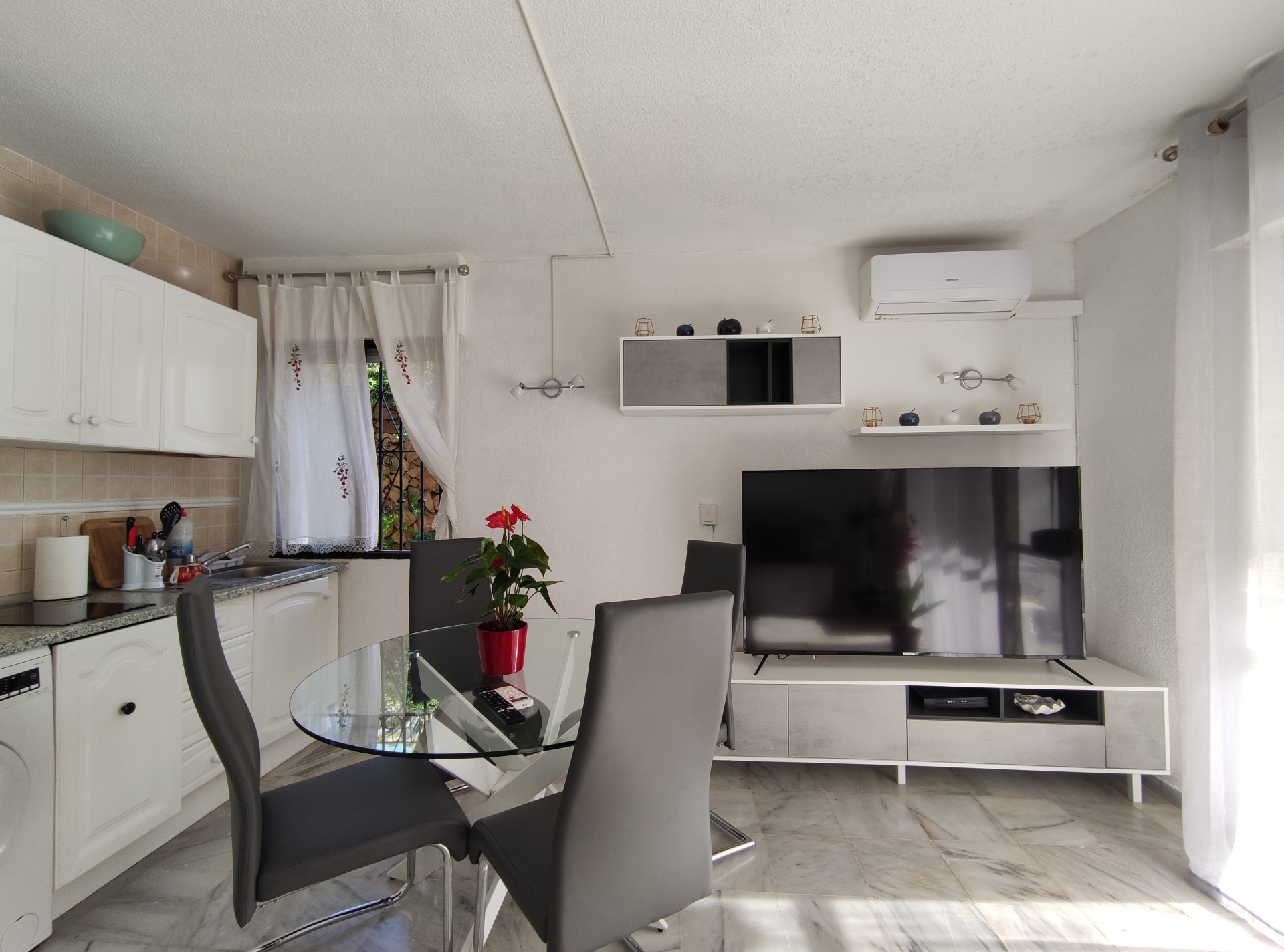 Coqueto apartamento de planta baja de 1 dormitorio en Buenas Noches, Estepona.