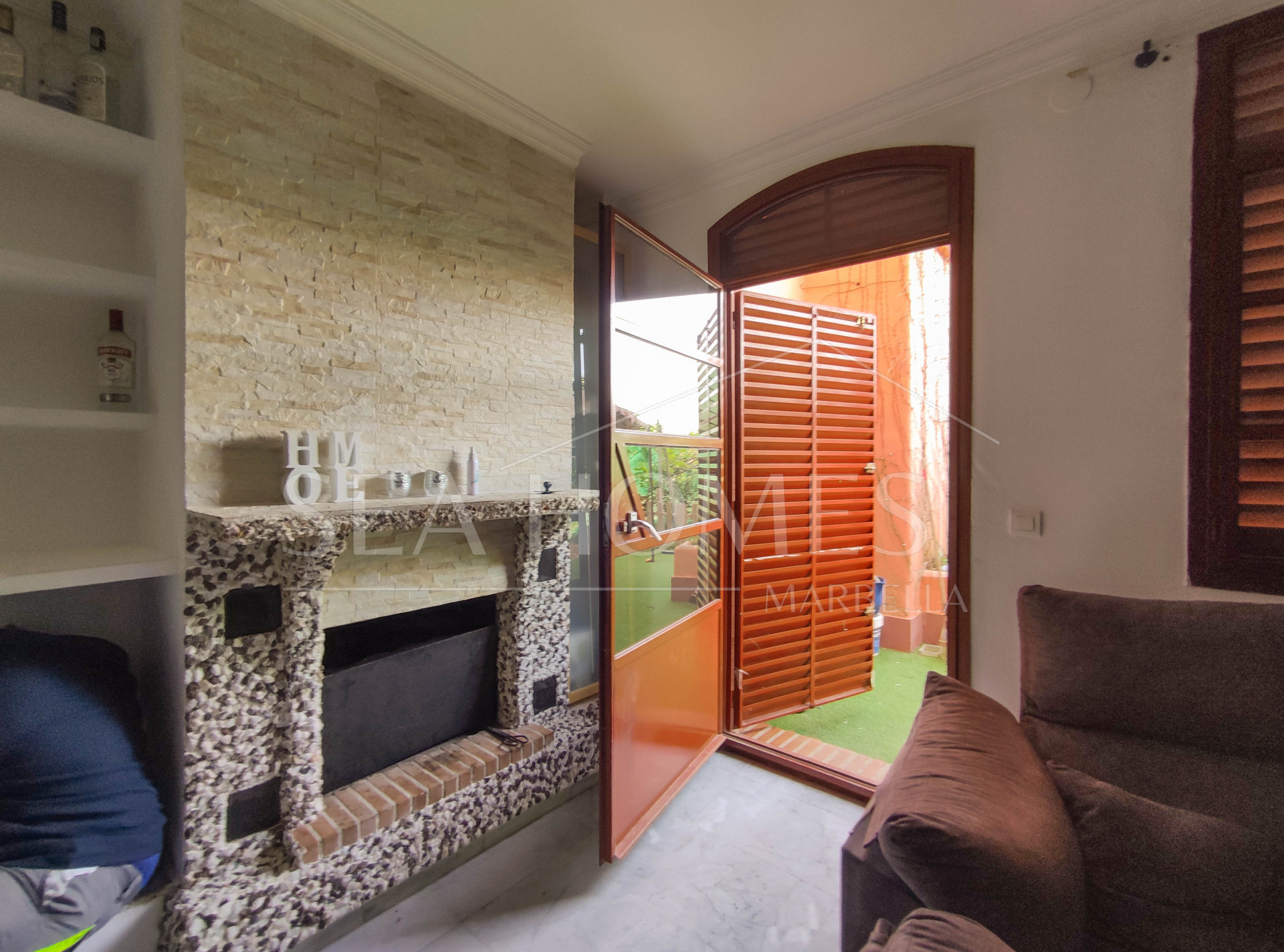 Spacious 3-bedroom apartment with private garden in El Padrón, Estepona.