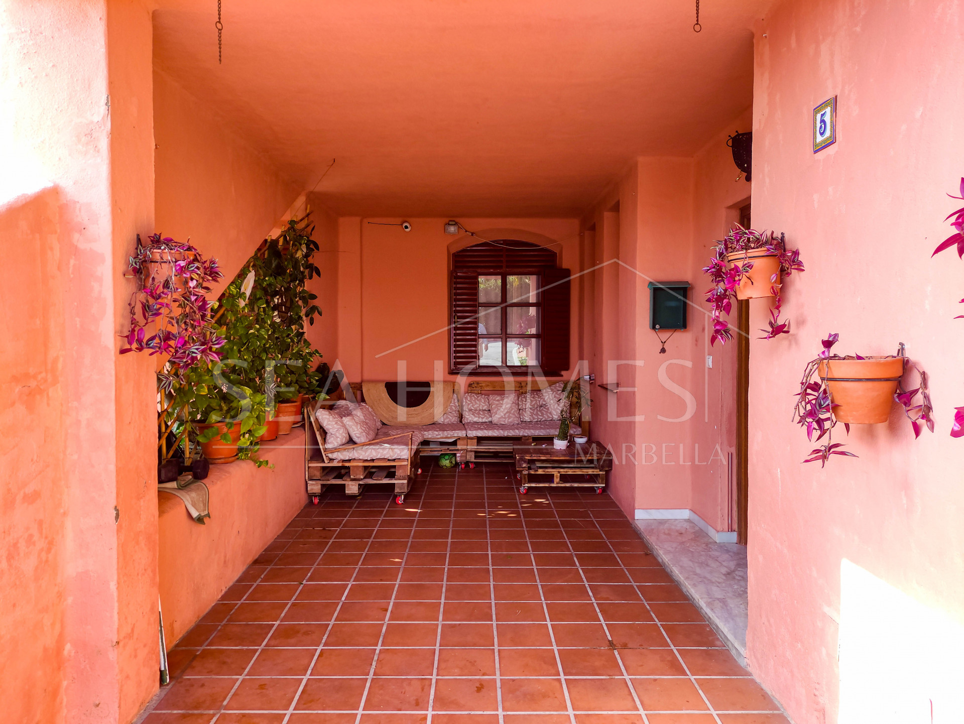 Spacious 3-bedroom apartment with private garden in El Padrón, Estepona.