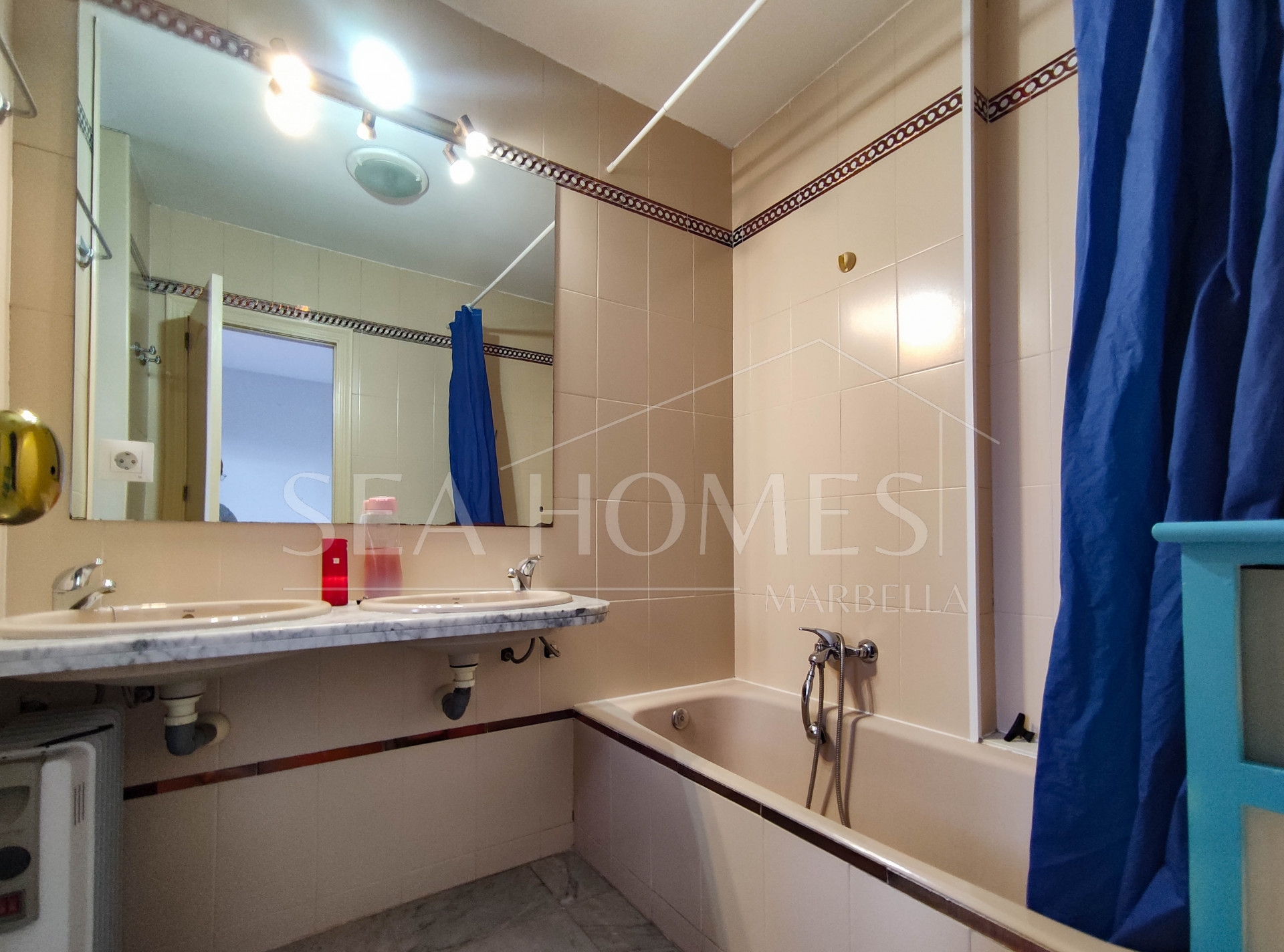 Spacious 3-bedroom apartment with private garden in El Padrón, Estepona.