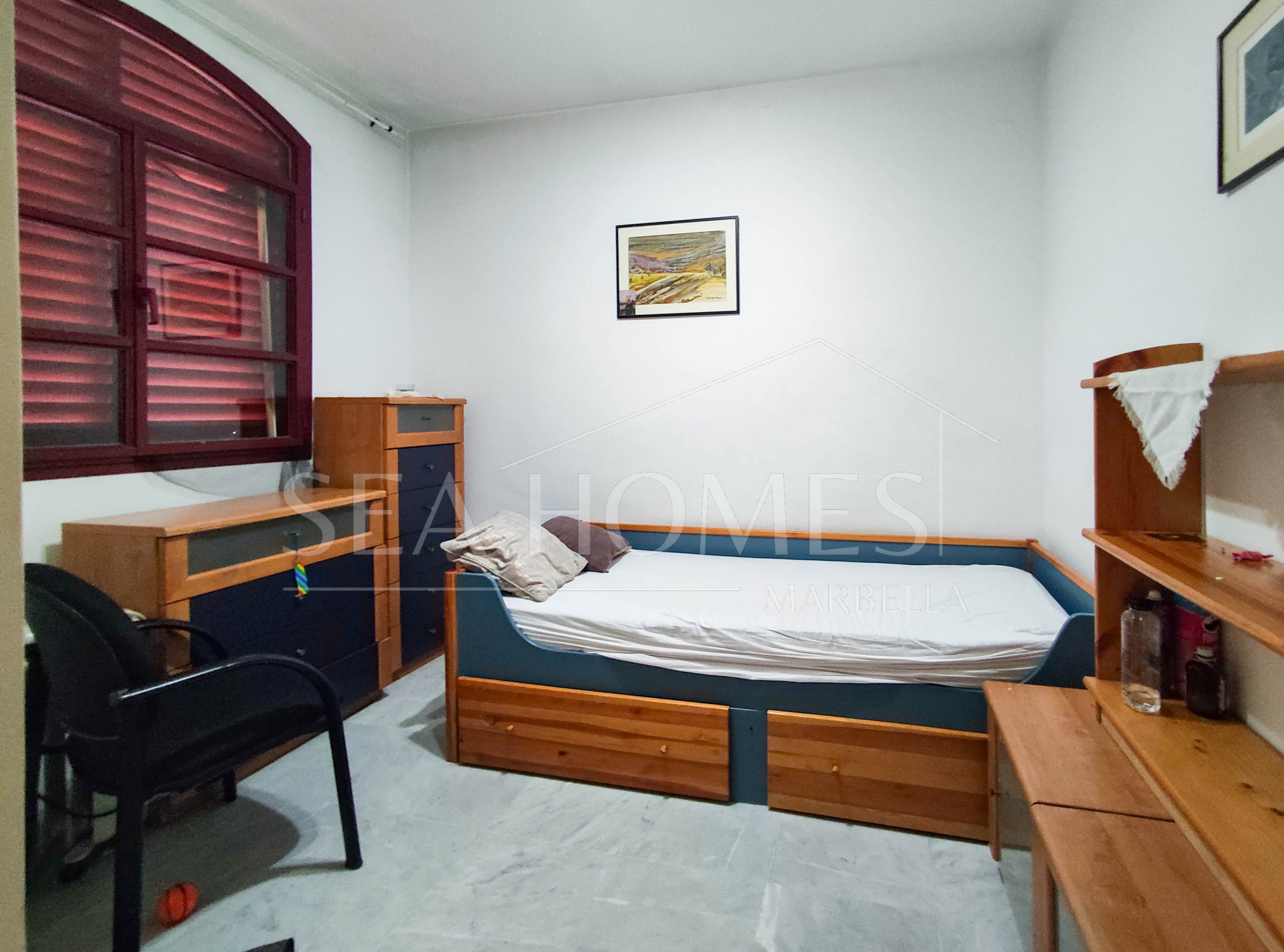 Spacious 3-bedroom apartment with private garden in El Padrón, Estepona.