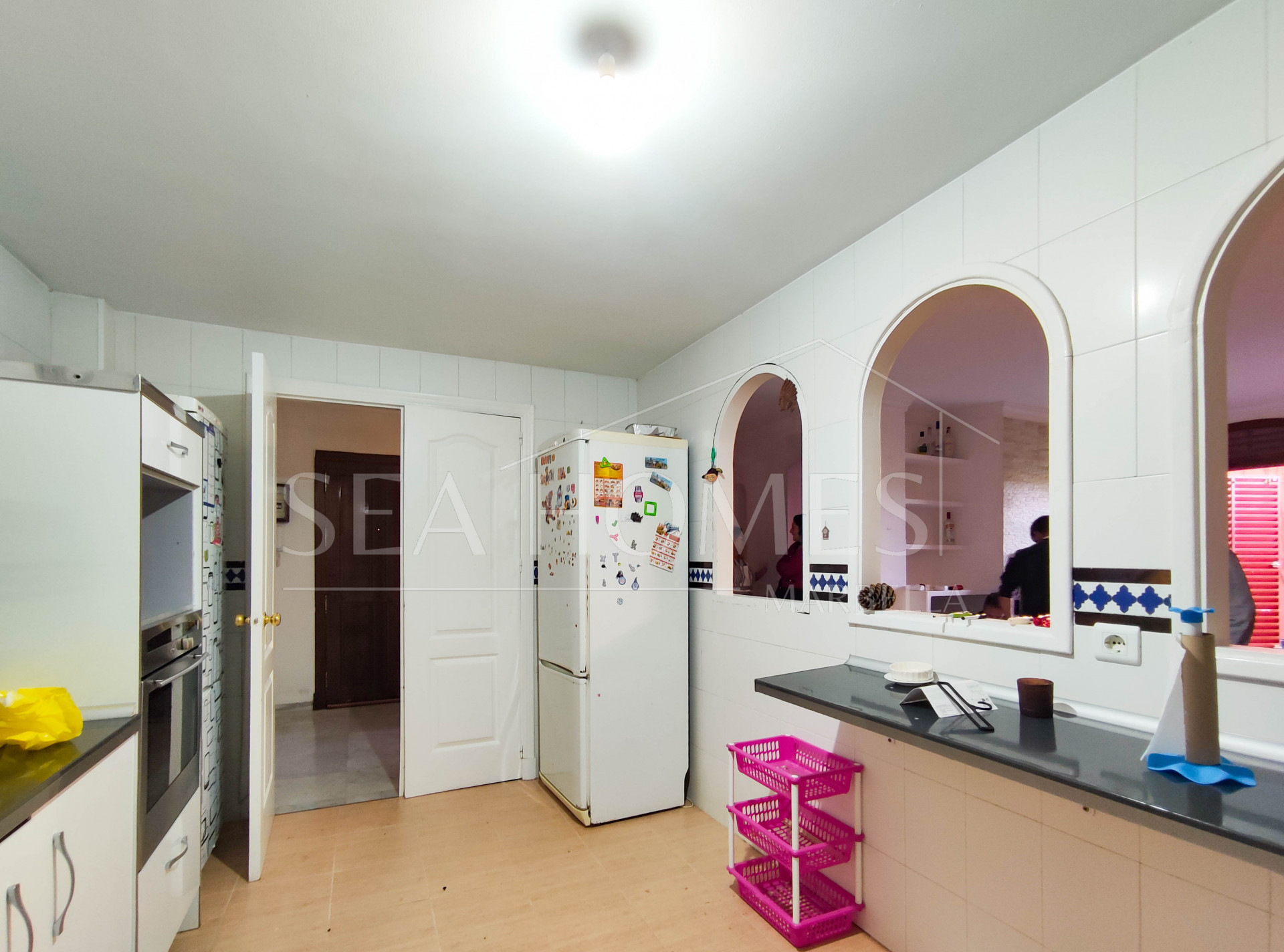 Spacious 3-bedroom apartment with private garden in El Padrón, Estepona.