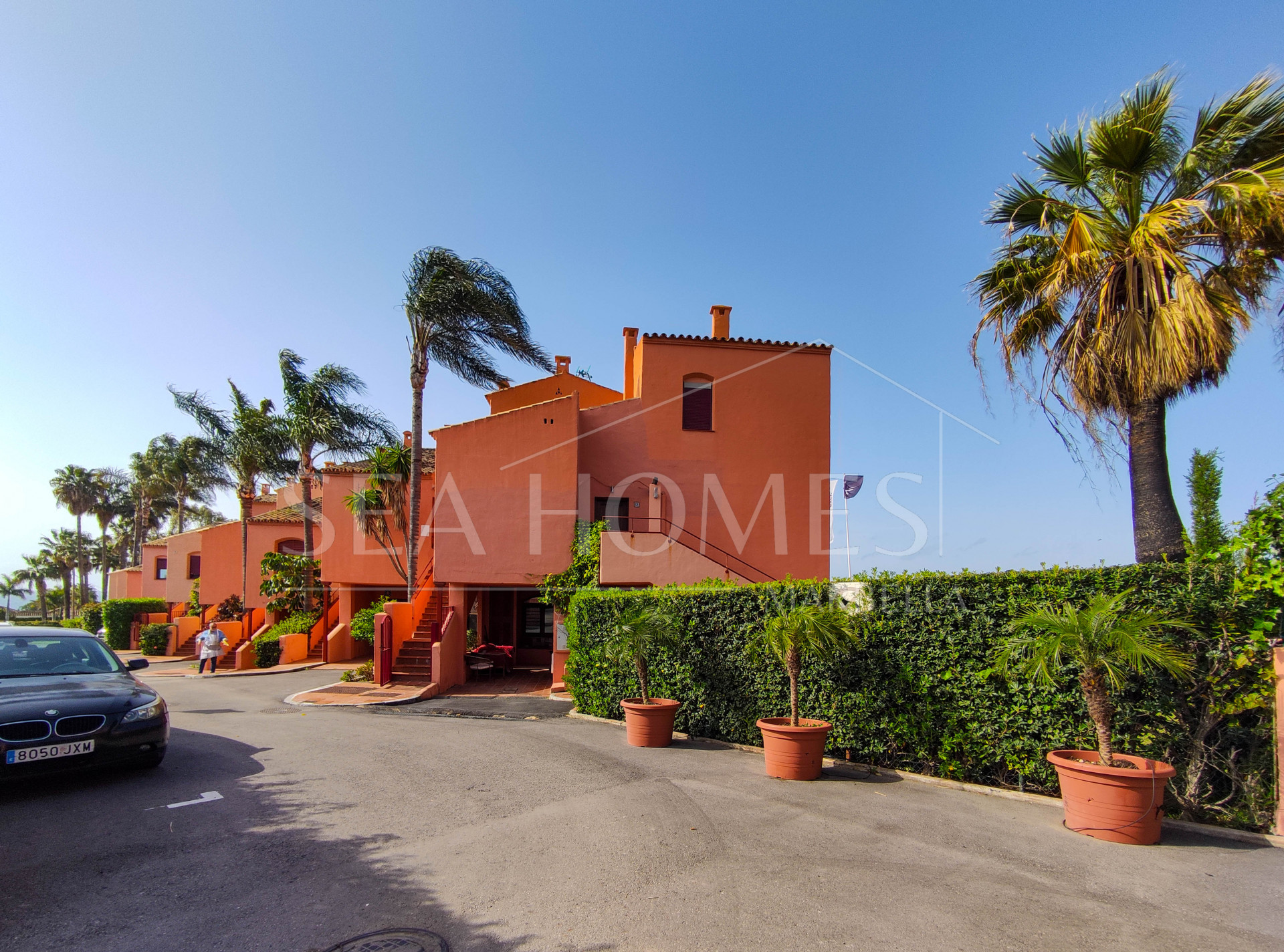 Spacious 3-bedroom apartment with private garden in El Padrón, Estepona.