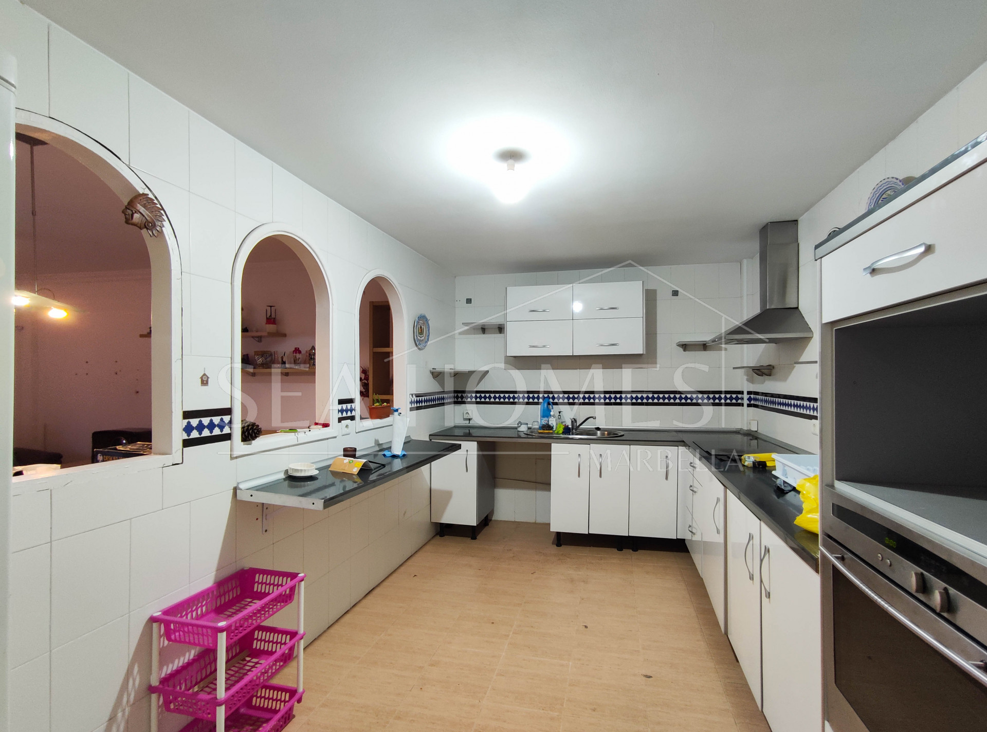 Spacious 3-bedroom apartment with private garden in El Padrón, Estepona.