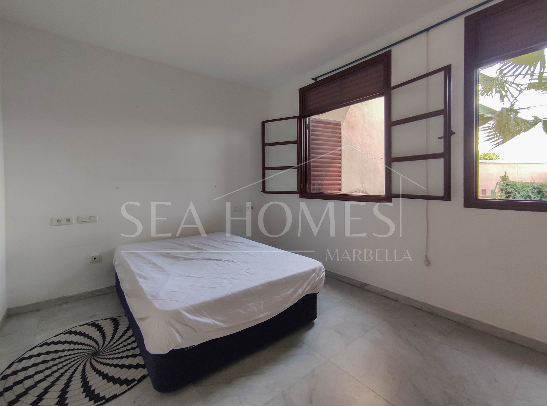 Spacious 3-bedroom apartment with private garden in El Padrón, Estepona.