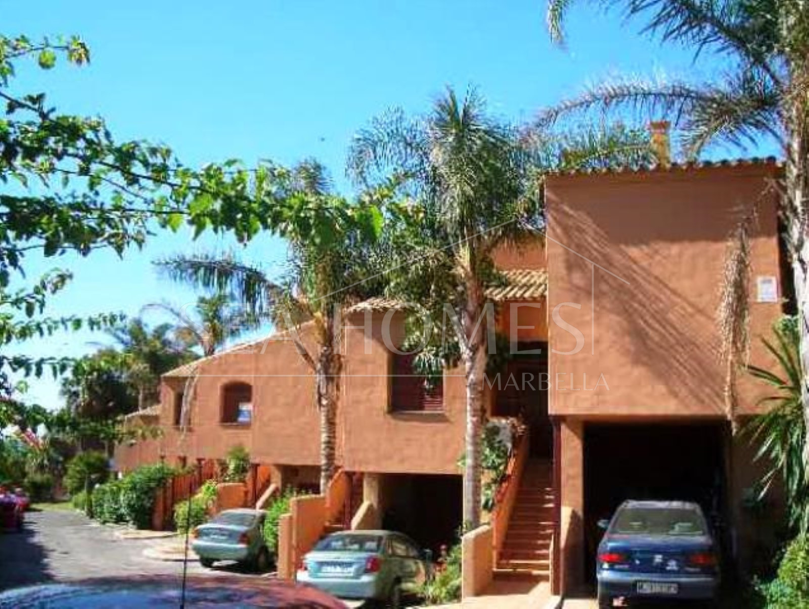 Spacious 3-bedroom apartment with private garden in El Padrón, Estepona.