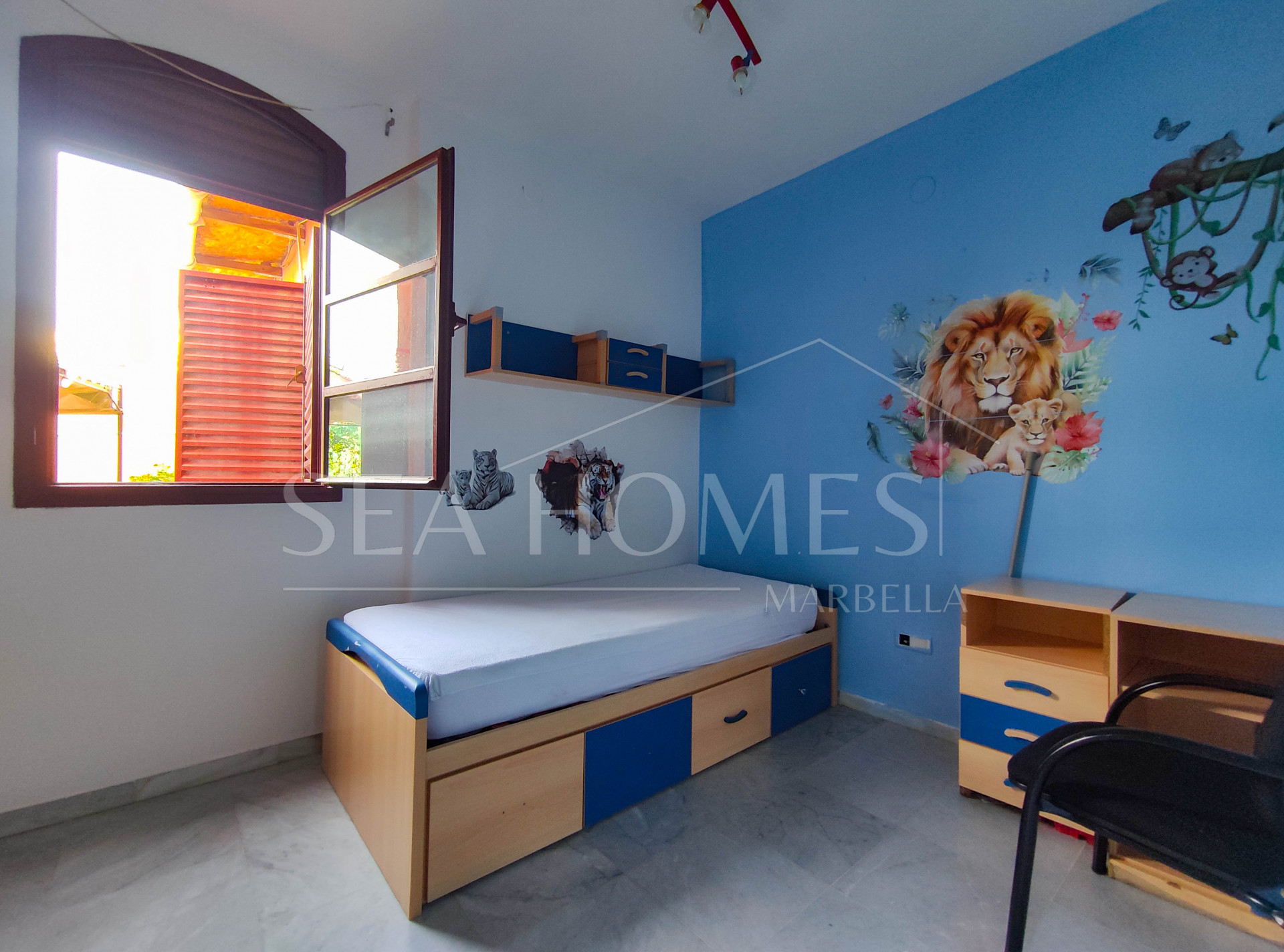 Spacious 3-bedroom apartment with private garden in El Padrón, Estepona.