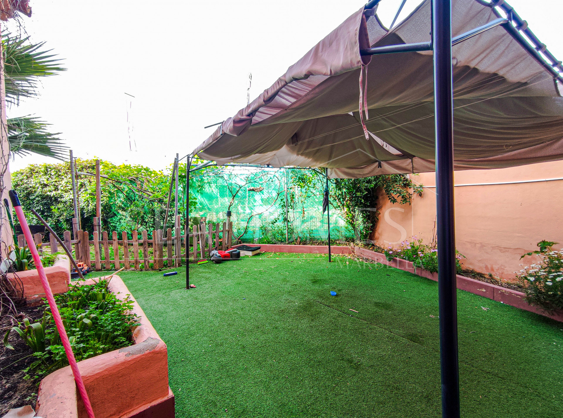 Spacious 3-bedroom apartment with private garden in El Padrón, Estepona.