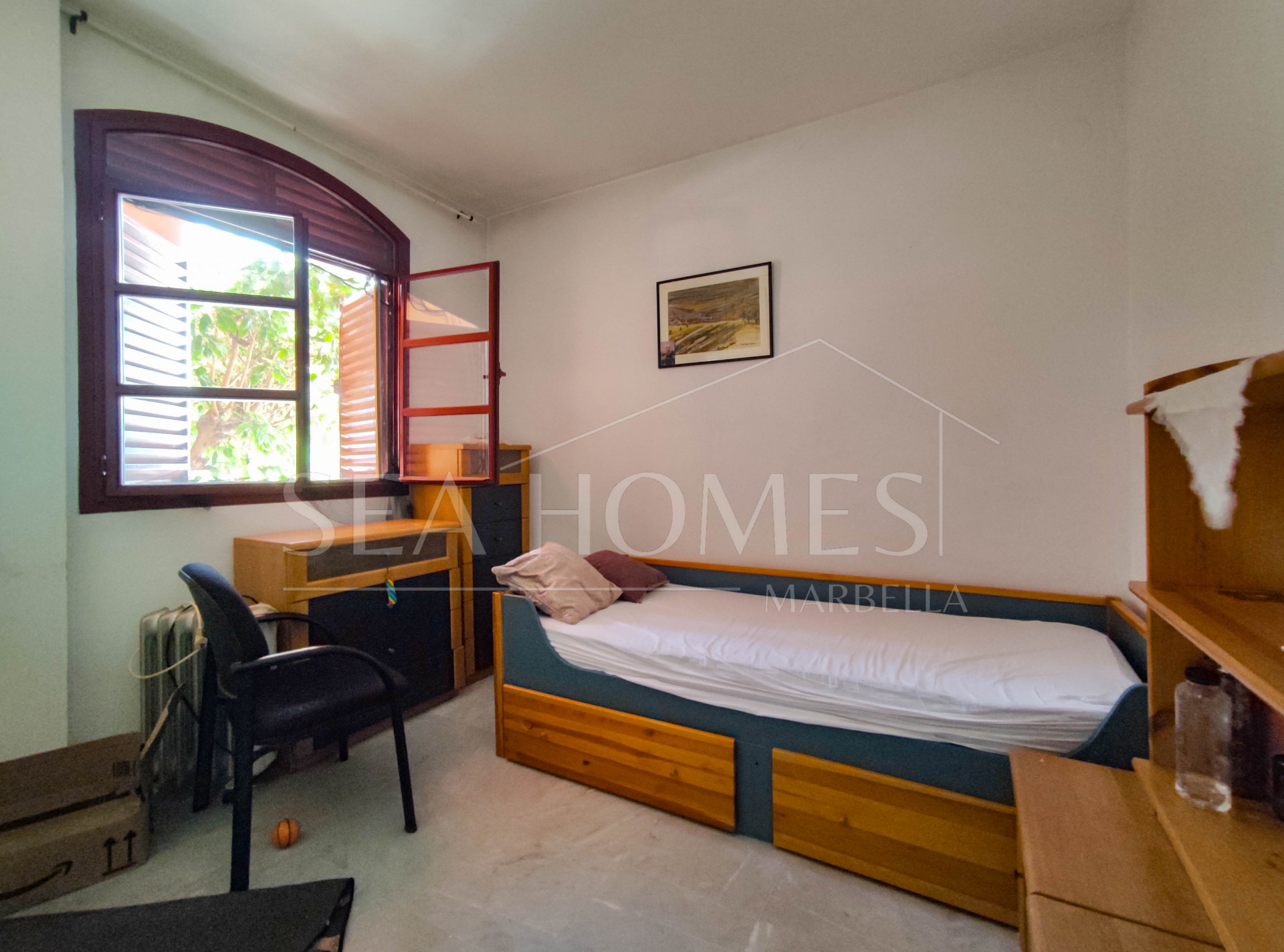 Spacious 3-bedroom apartment with private garden in El Padrón, Estepona.