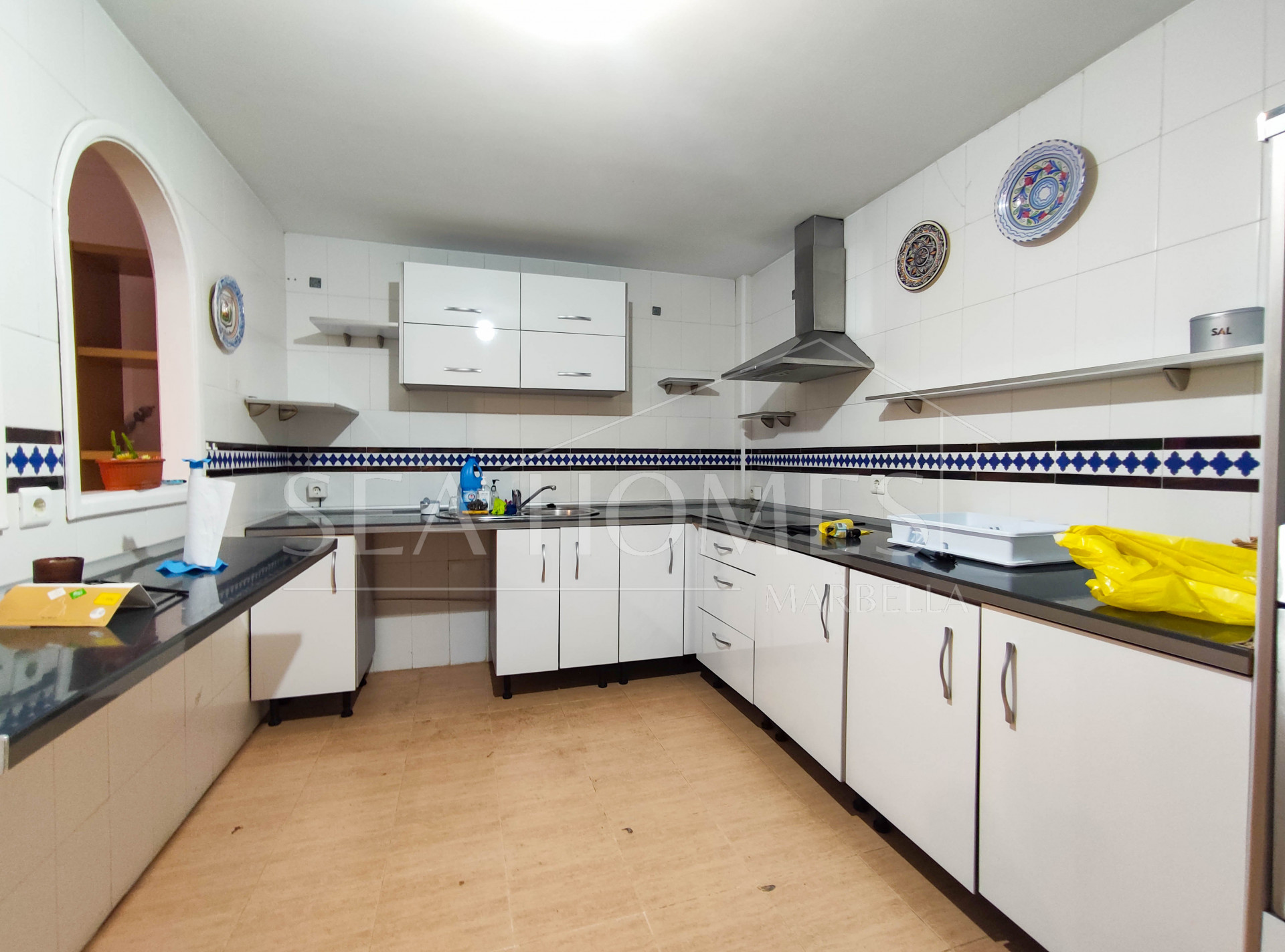 Spacious 3-bedroom apartment with private garden in El Padrón, Estepona.