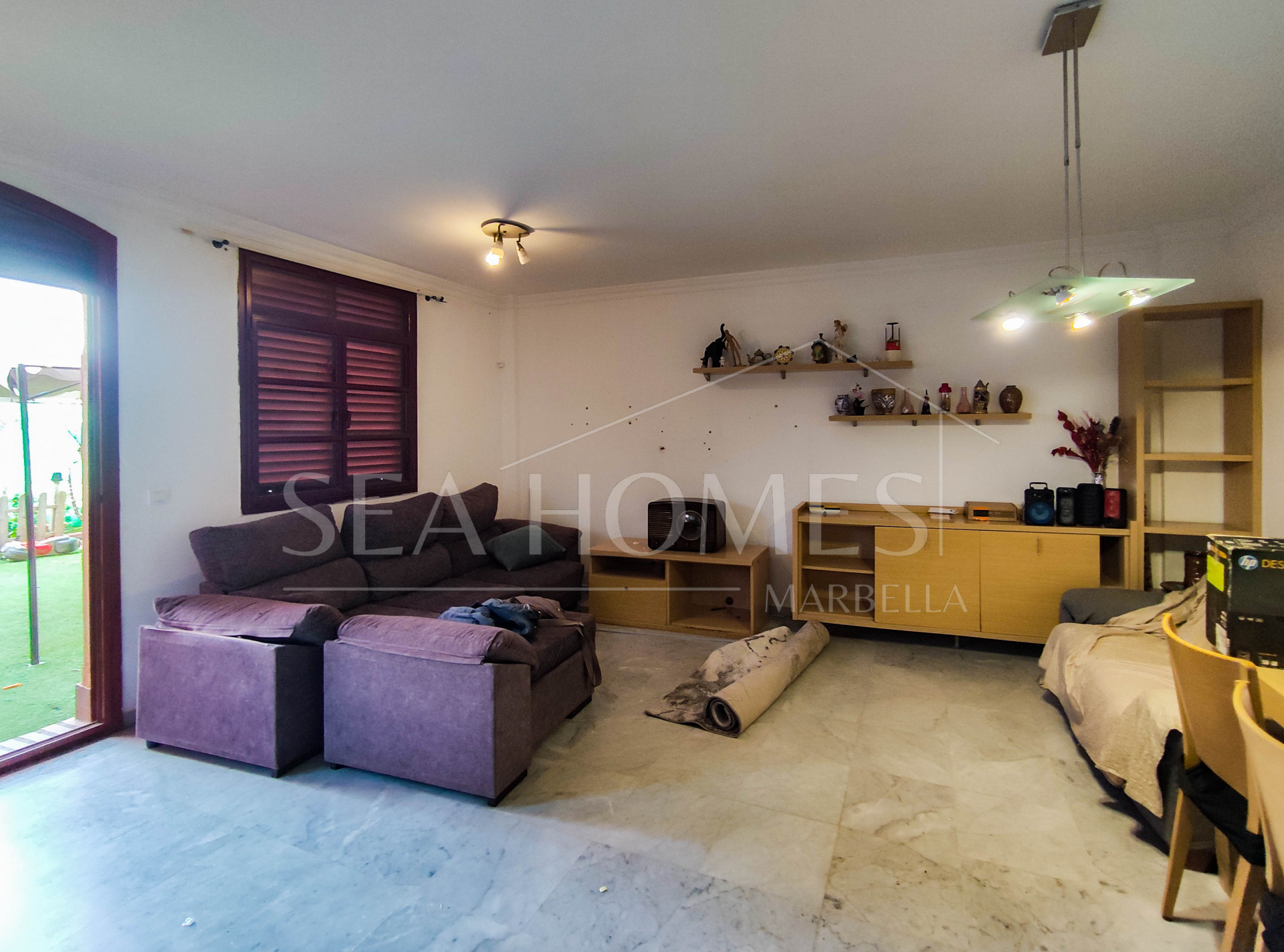 Spacious 3-bedroom apartment with private garden in El Padrón, Estepona.