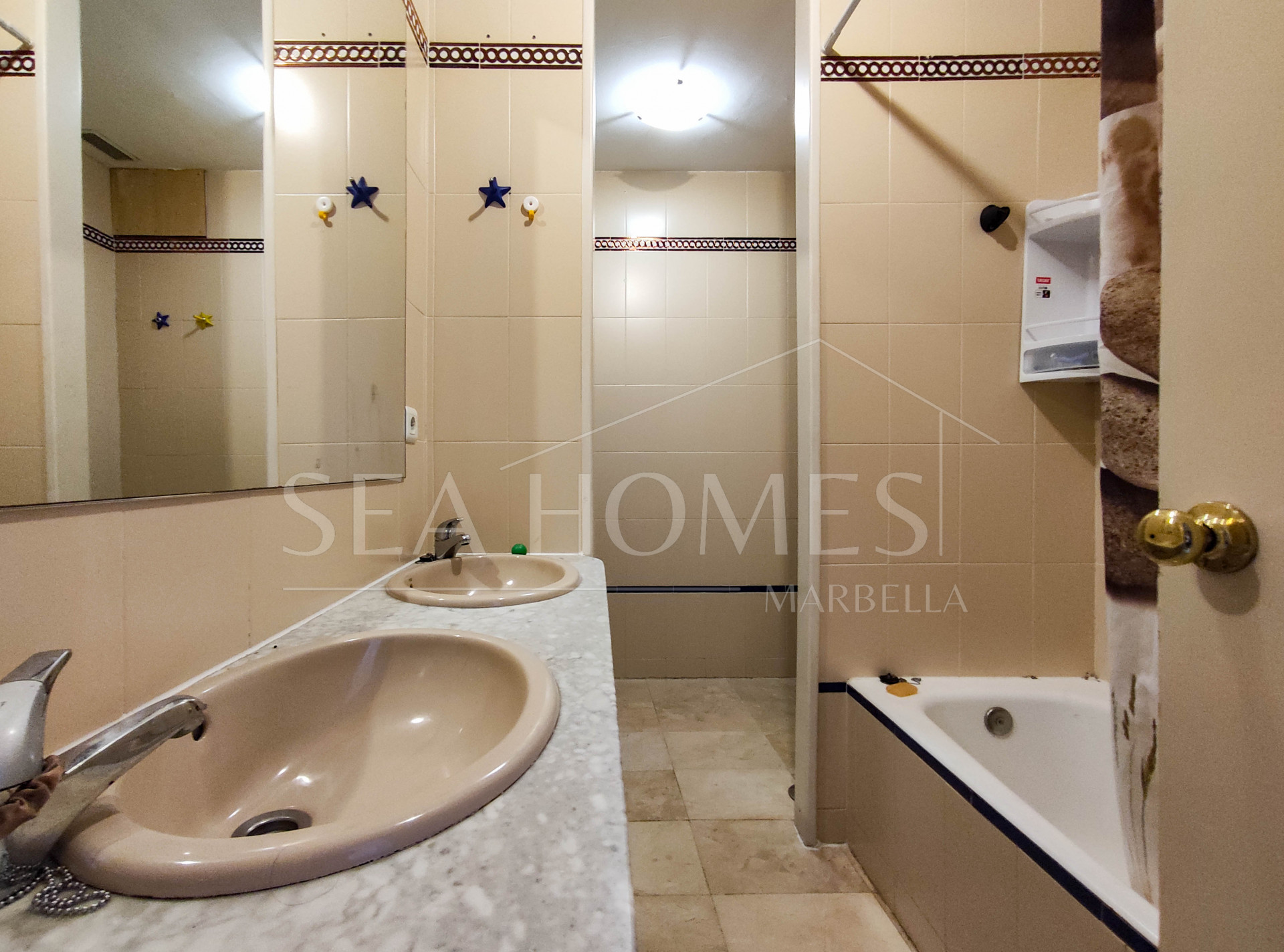 Spacious 3-bedroom apartment with private garden in El Padrón, Estepona.