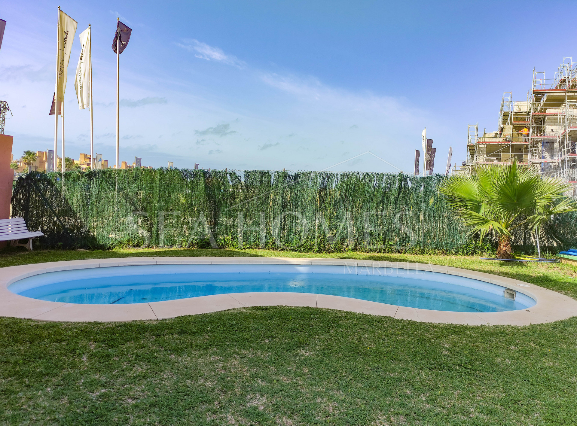 Spacious 3-bedroom apartment with private garden in El Padrón, Estepona.