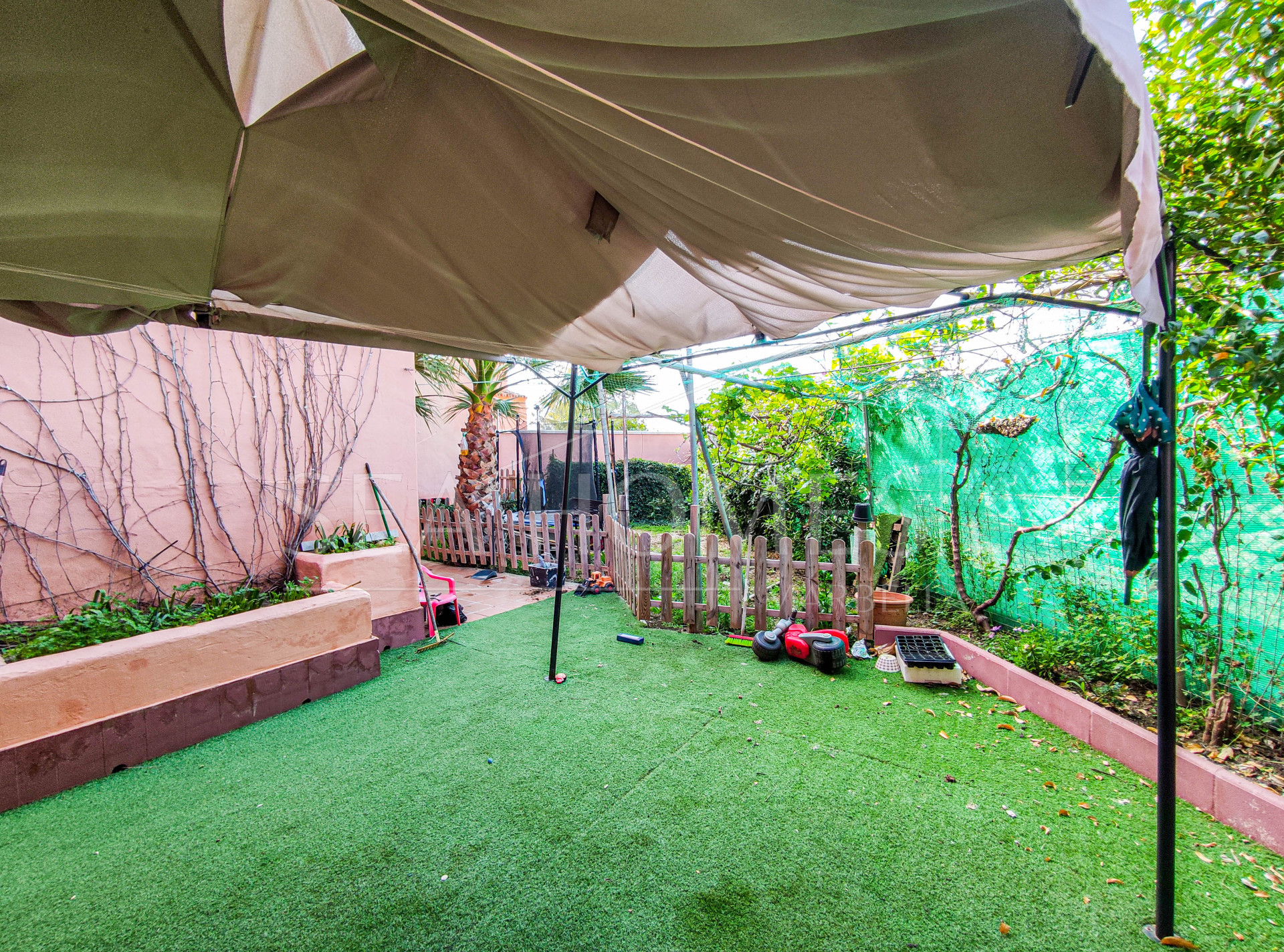 Spacious 3-bedroom apartment with private garden in El Padrón, Estepona.