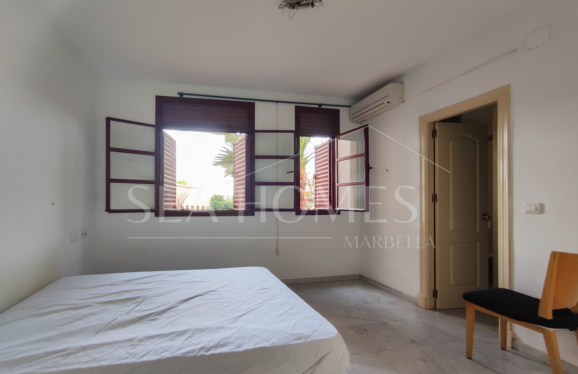 Spacious 3-bedroom apartment with private garden in El Padrón, Estepona.