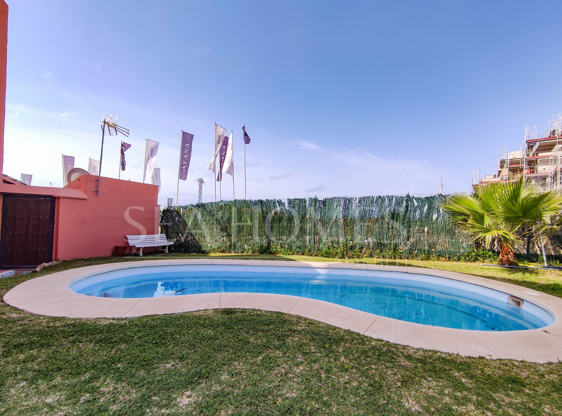 Spacious 3-bedroom apartment with private garden in El Padrón, Estepona.
