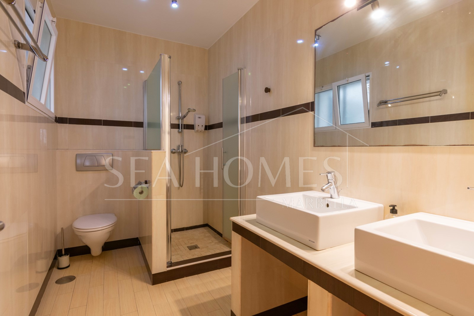 Apartment in a building on the beachfront, on the fabulous Estepona promenade.