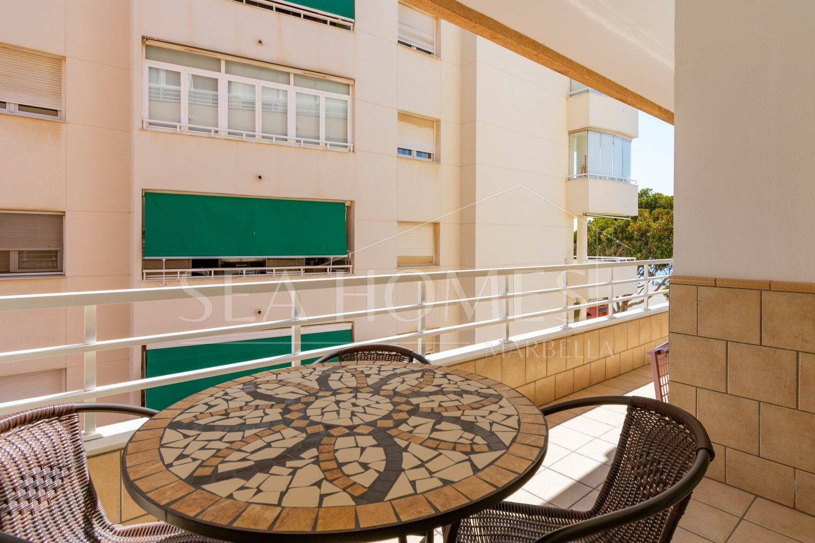 Apartment in a building on the beachfront, on the fabulous Estepona promenade.