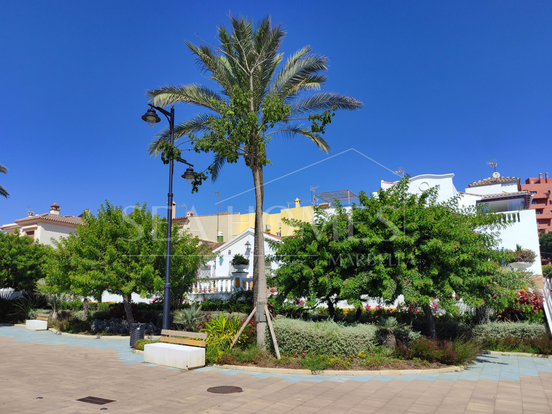 Apartment in a building on the beachfront, on the fabulous Estepona promenade.