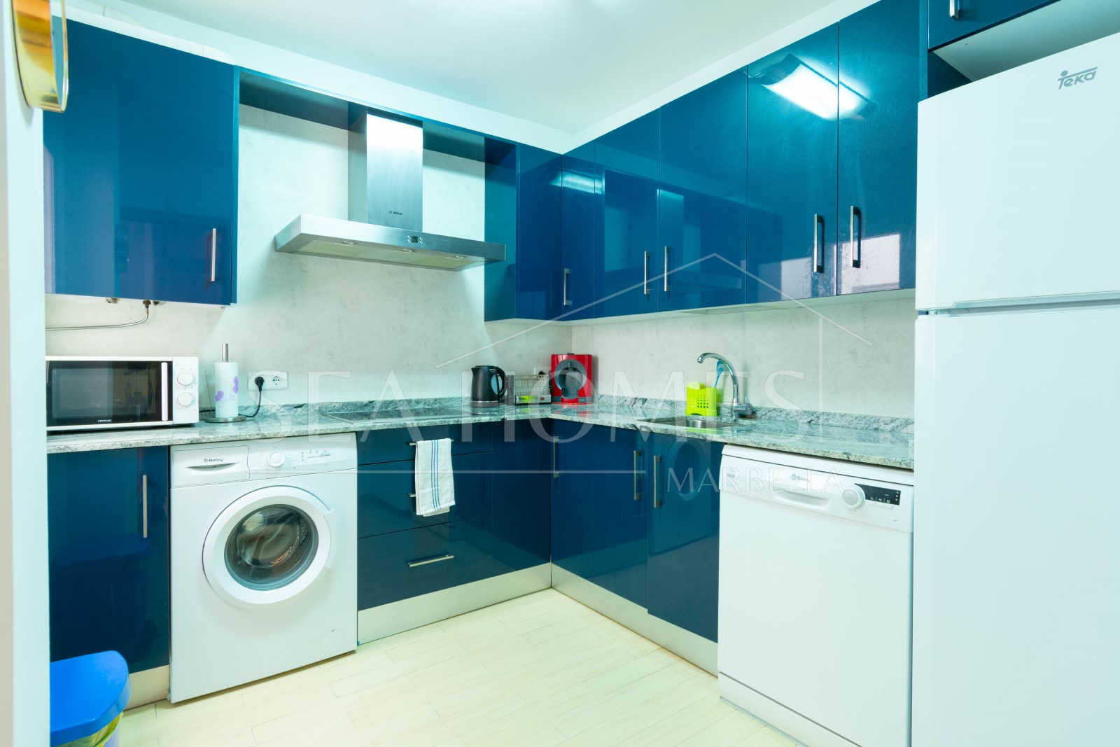 Apartment in a building on the beachfront, on the fabulous Estepona promenade.