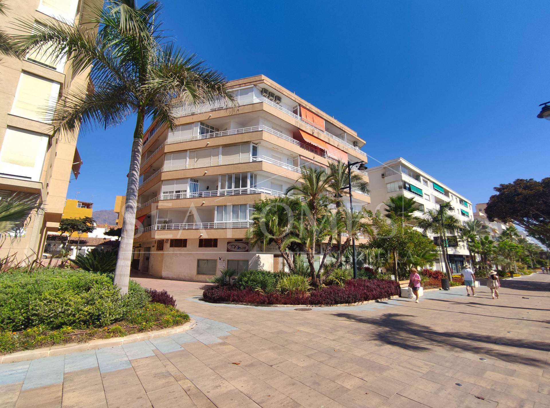 Apartment in a building on the beachfront, on the fabulous Estepona promenade.