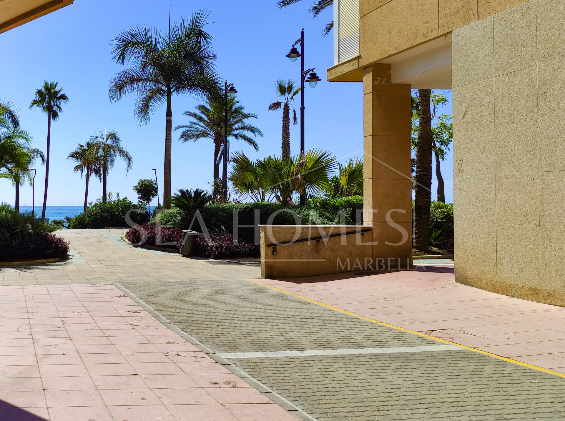 Apartment in a building on the beachfront, on the fabulous Estepona promenade.