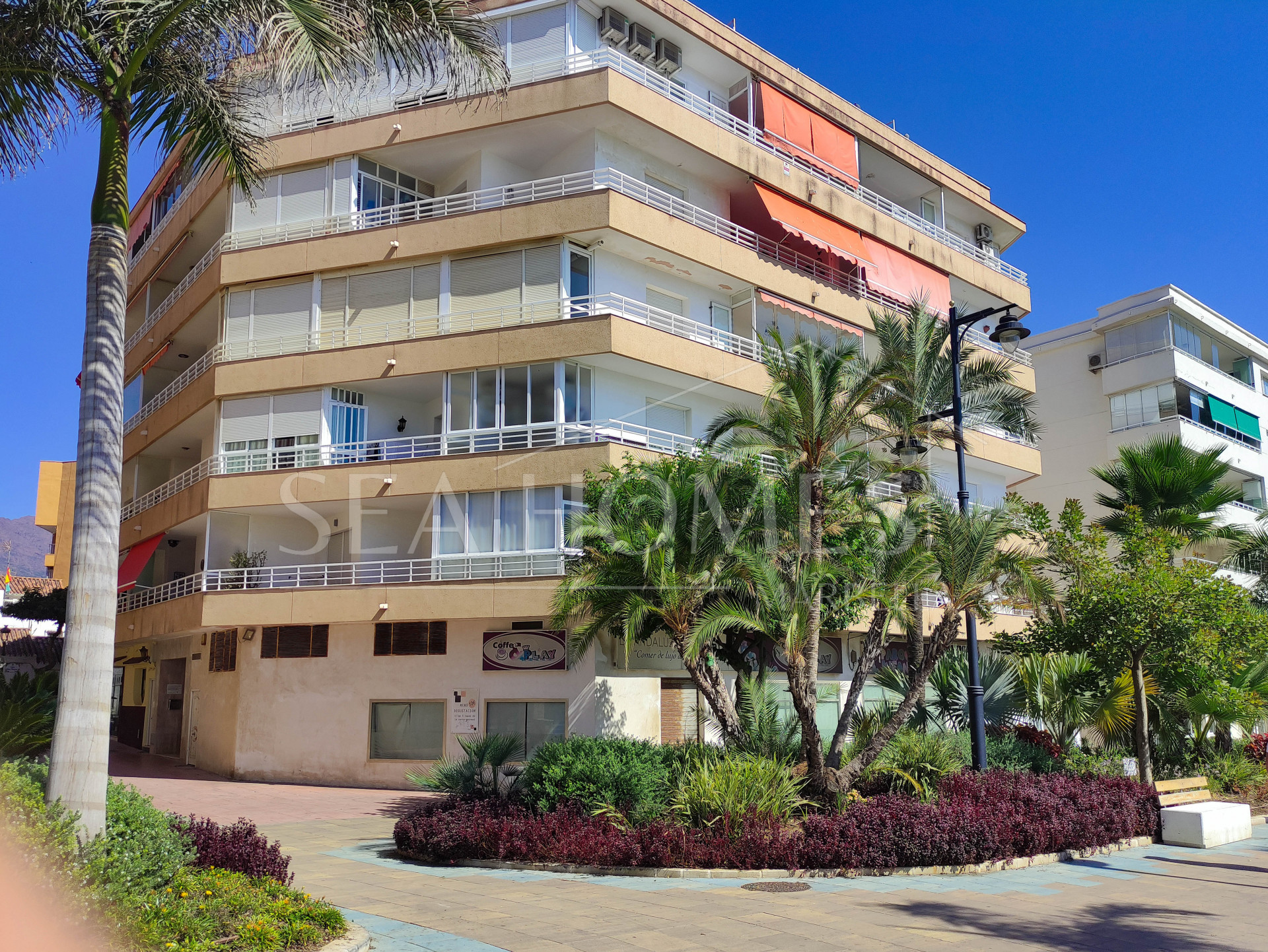 Apartment in a building on the beachfront, on the fabulous Estepona promenade.