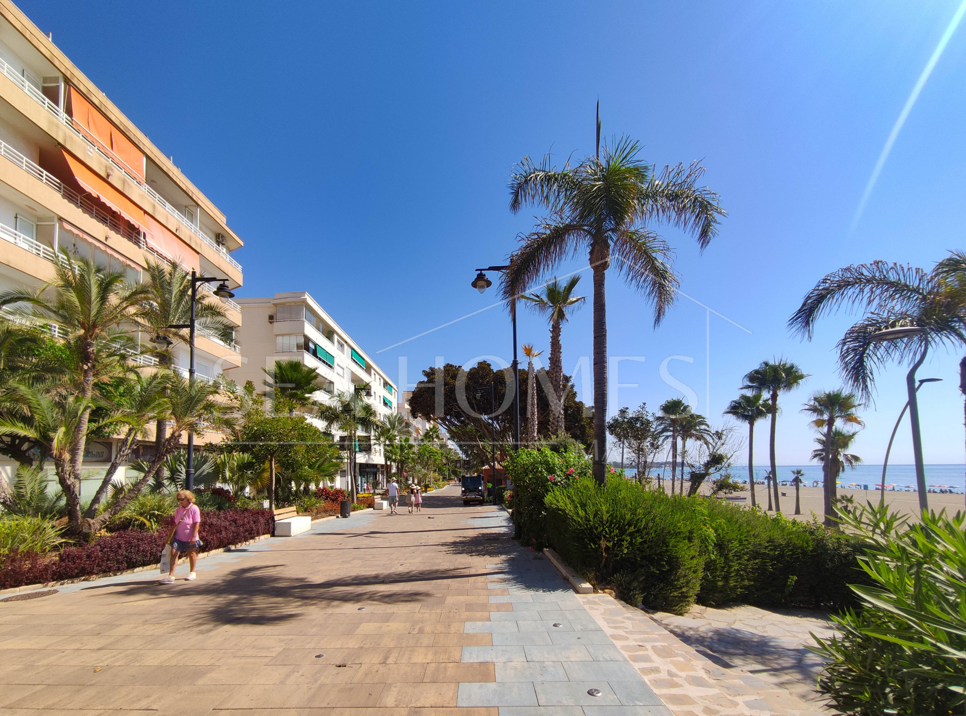 Apartment in a building on the beachfront, on the fabulous Estepona promenade.