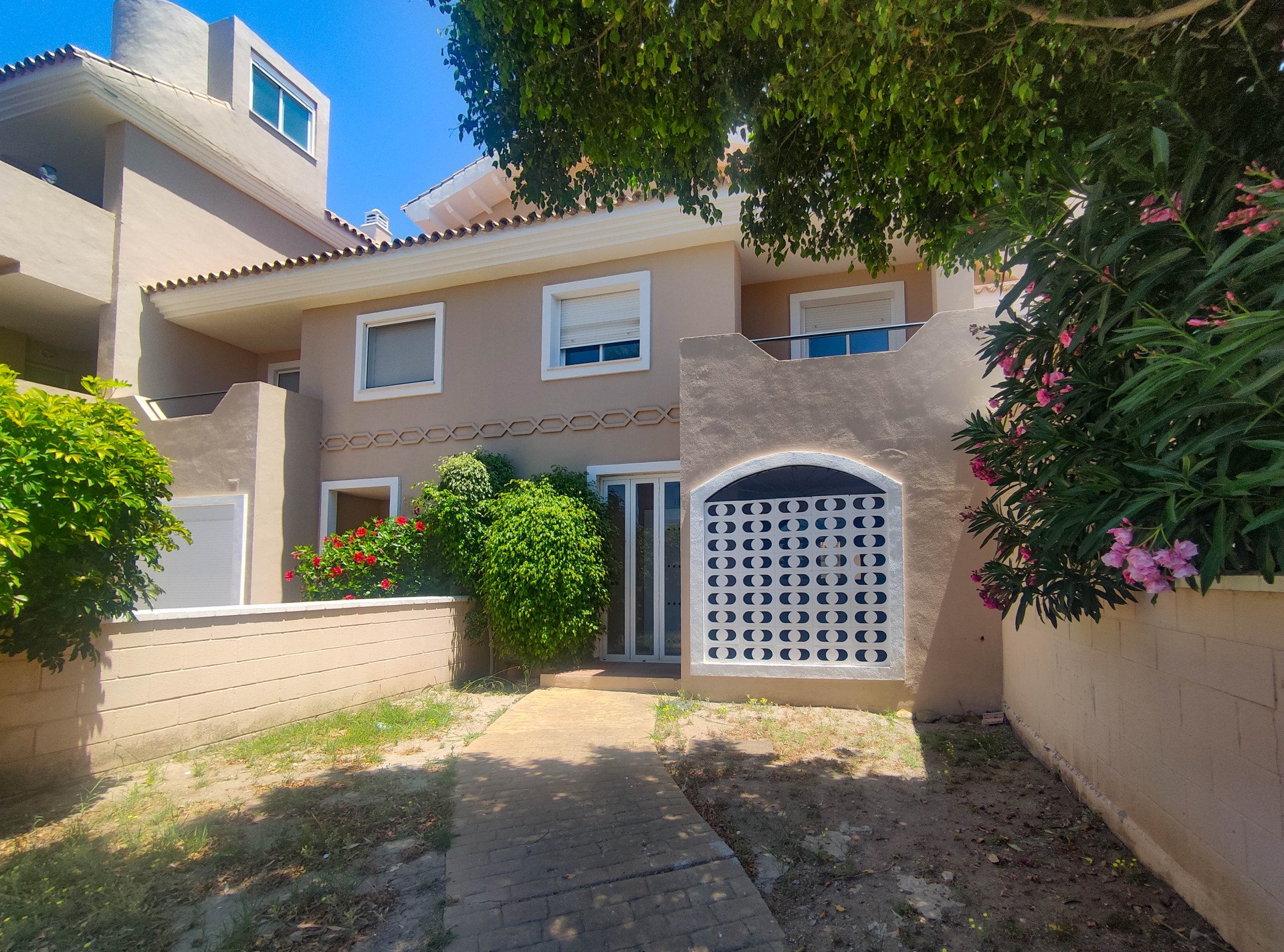 Oportunidad Única: Vivienda para Inversores en Golf La Duquesa - ¡Necesita Reformar!