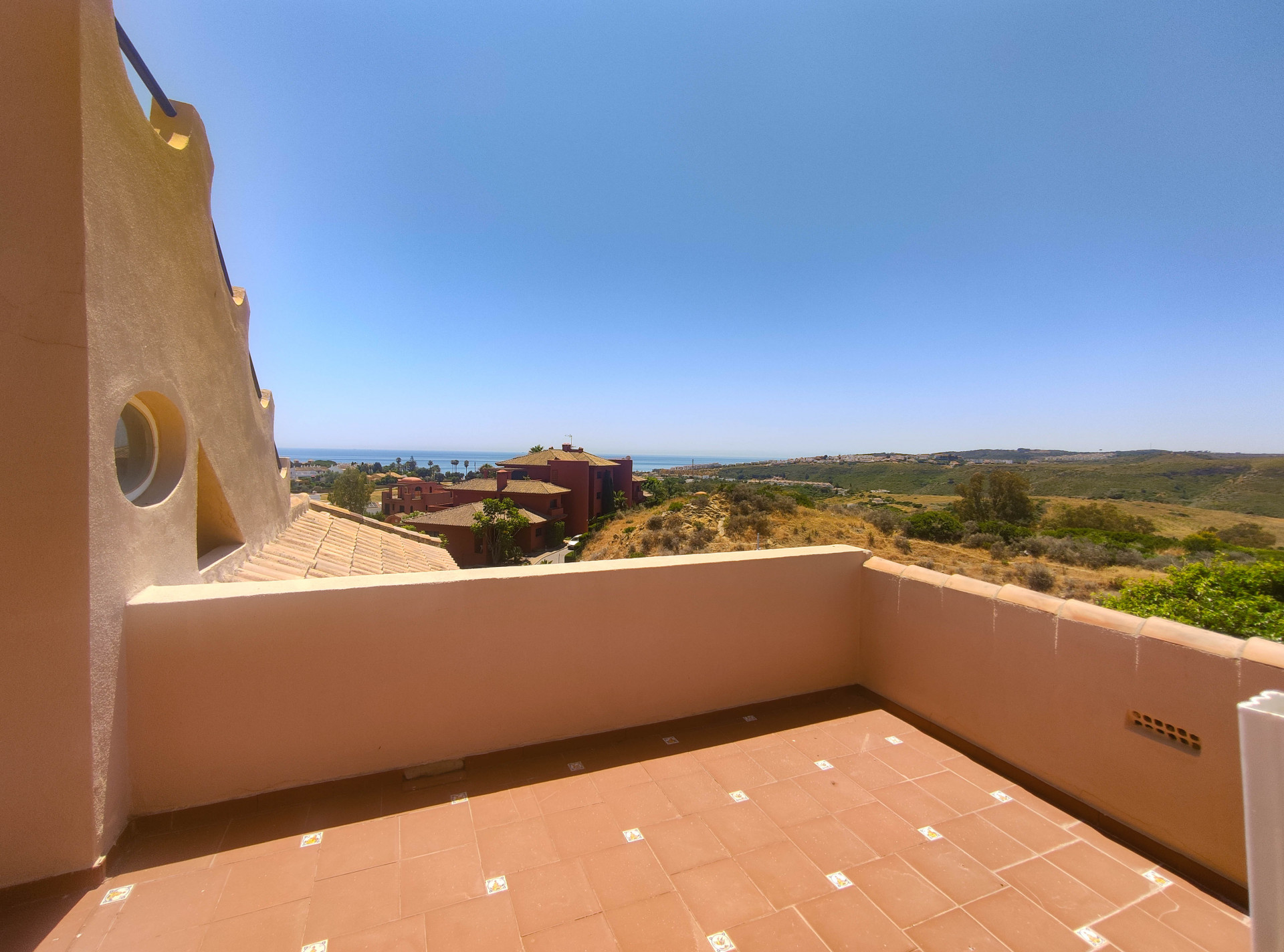 Oportunidad Única: Vivienda para Inversores en Golf La Duquesa - ¡Necesita Reformar!