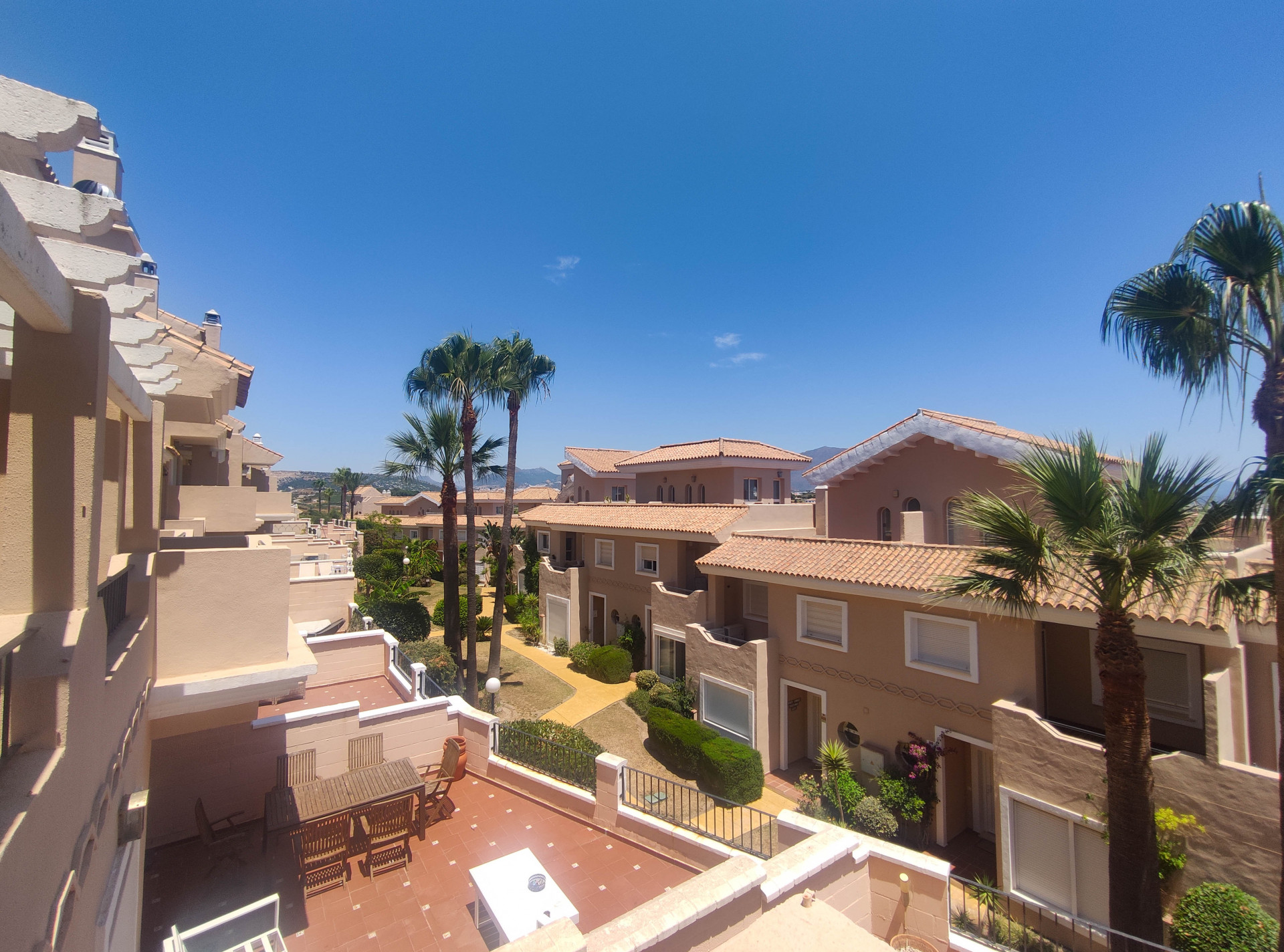 Oportunidad Única: Vivienda para Inversores en Golf La Duquesa - ¡Necesita Reformar!