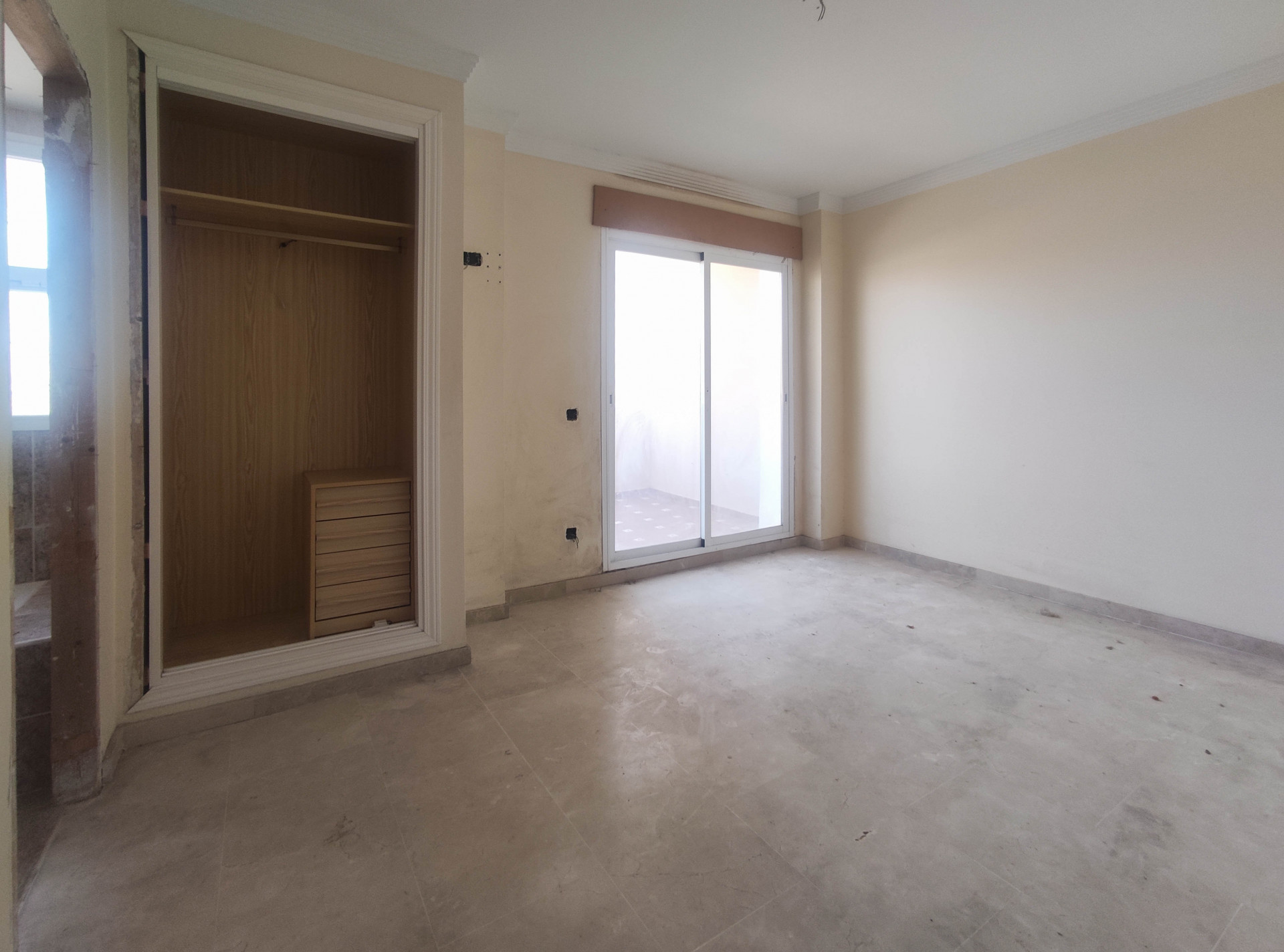 Oportunidad Única: Vivienda para Inversores en Golf La Duquesa - ¡Necesita Reformar!