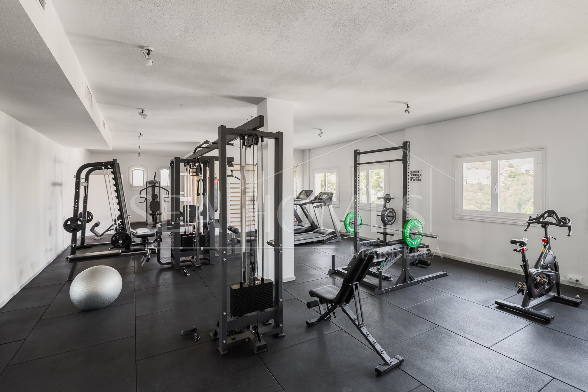 Artful 4-Bedroom Elevated Ground Floor Apartment with Panoramic Sea Views in Les Belvederes, La Cerquilla – Nueva Andalucía