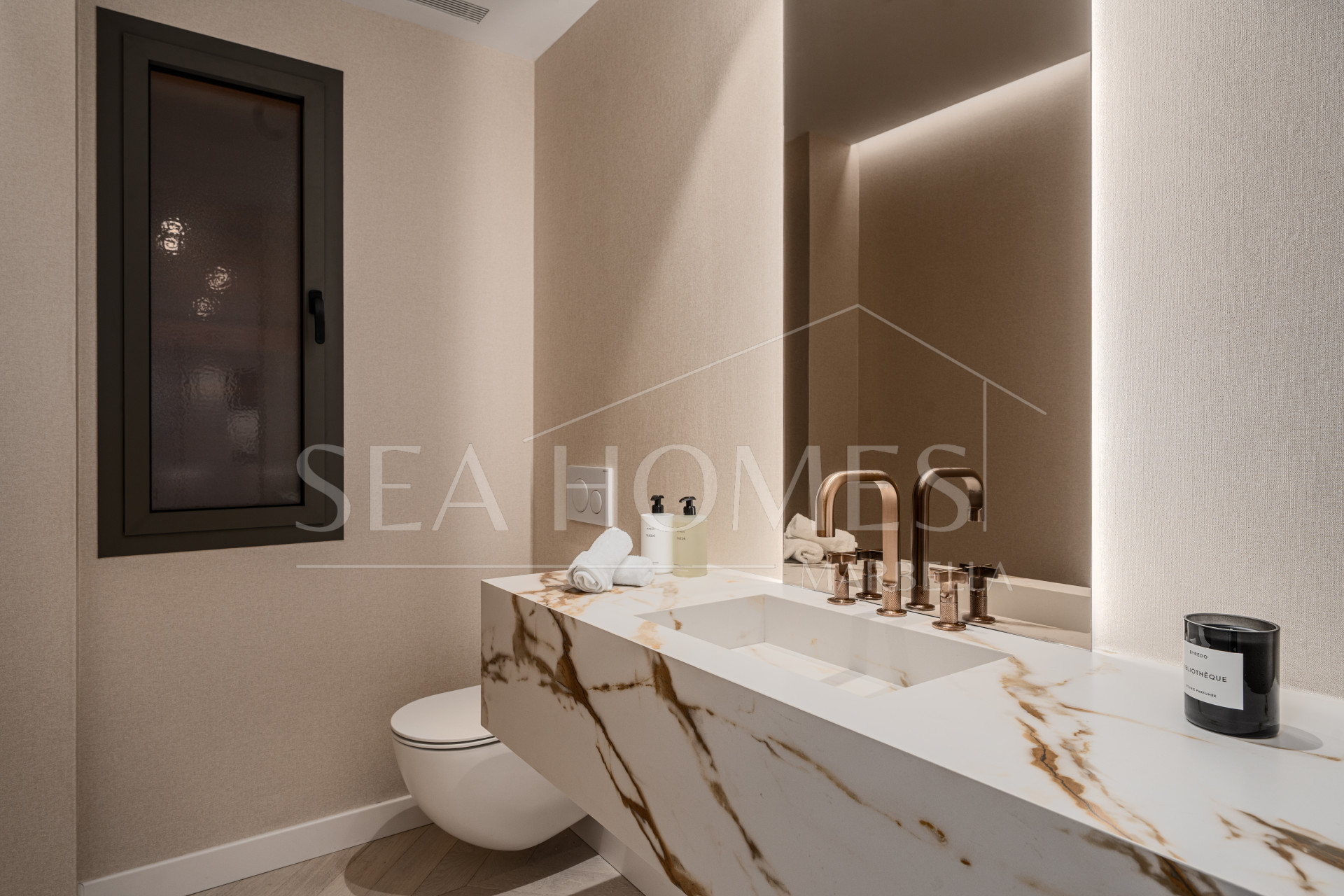 Artful 4-Bedroom Elevated Ground Floor Apartment with Panoramic Sea Views in Les Belvederes, La Cerquilla – Nueva Andalucía