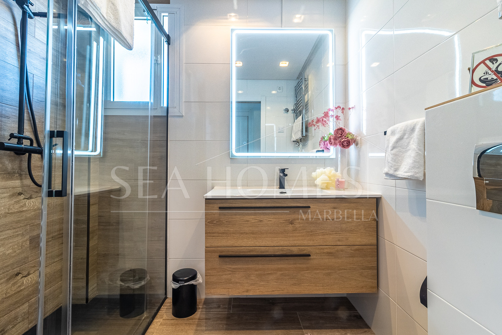 An exceptional 3-bedroom penthouse in the heart of Puerto Banús, offering one of the best terraces and panoramic views in the area.