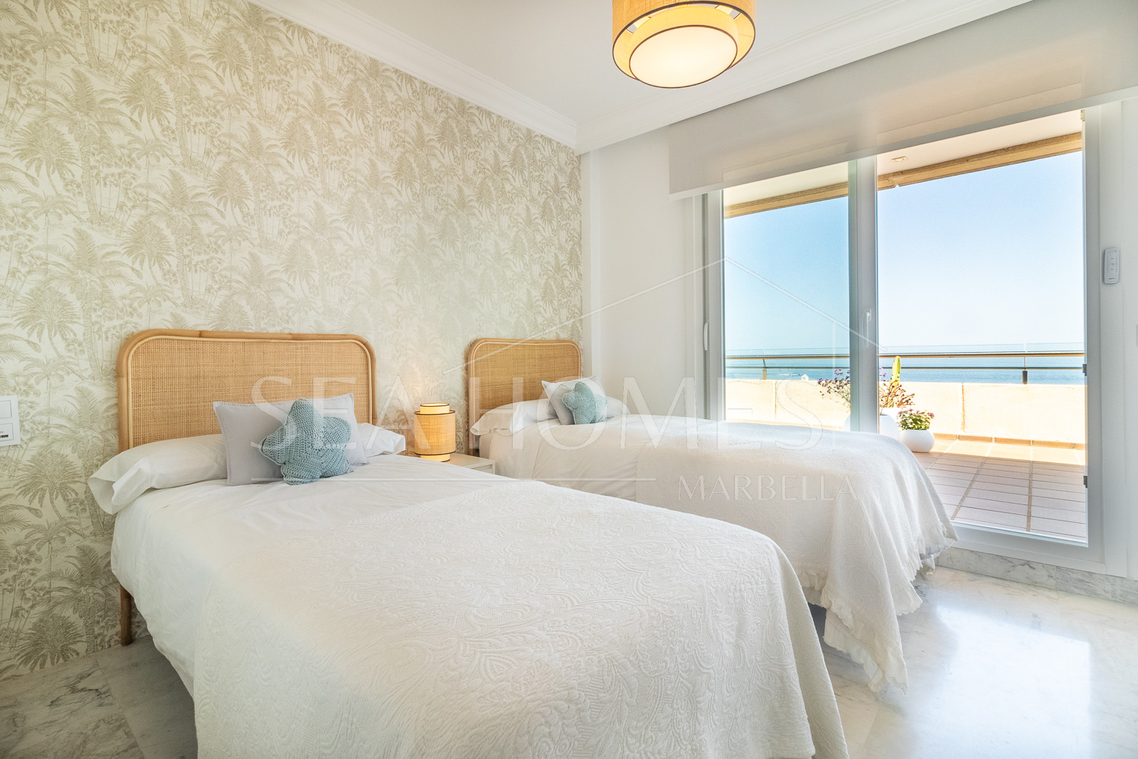 An exceptional 3-bedroom penthouse in the heart of Puerto Banús, offering one of the best terraces and panoramic views in the area.