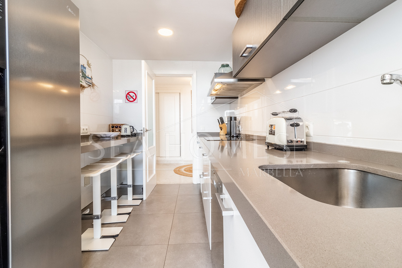 An exceptional 3-bedroom penthouse in the heart of Puerto Banús, offering one of the best terraces and panoramic views in the area.