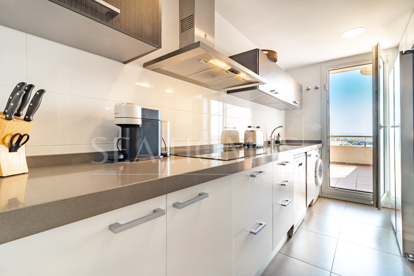 An exceptional 3-bedroom penthouse in the heart of Puerto Banús, offering one of the best terraces and panoramic views in the area.