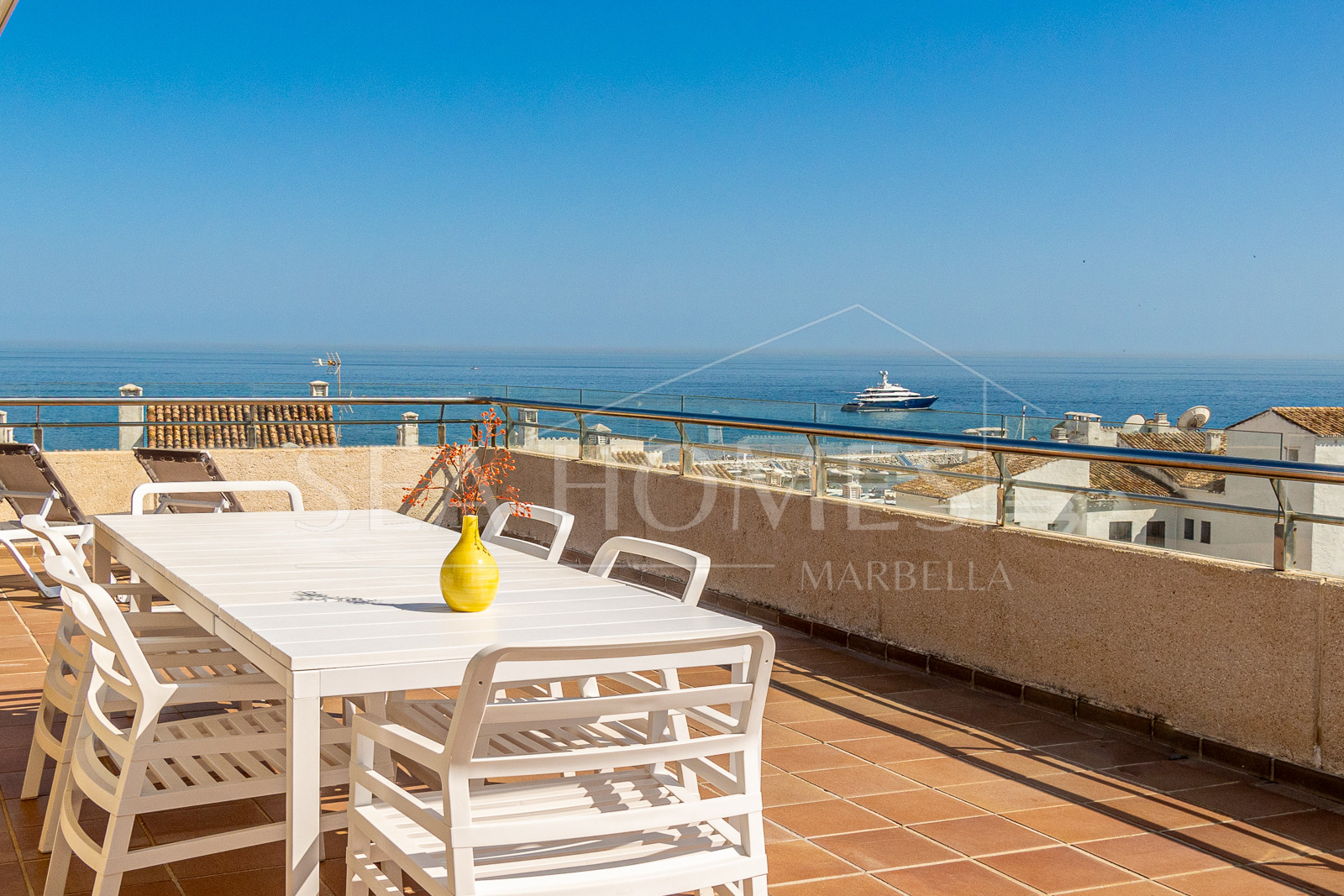 An exceptional 3-bedroom penthouse in the heart of Puerto Banús, offering one of the best terraces and panoramic views in the area.