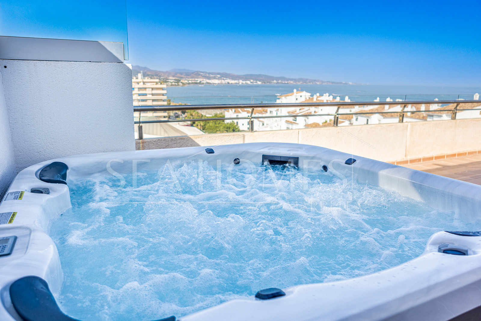 An exceptional 3-bedroom penthouse in the heart of Puerto Banús, offering one of the best terraces and panoramic views in the area.