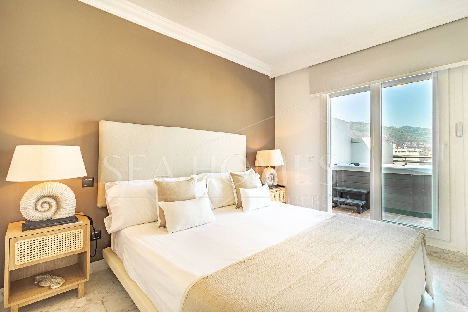 An exceptional 3-bedroom penthouse in the heart of Puerto Banús, offering one of the best terraces and panoramic views in the area.