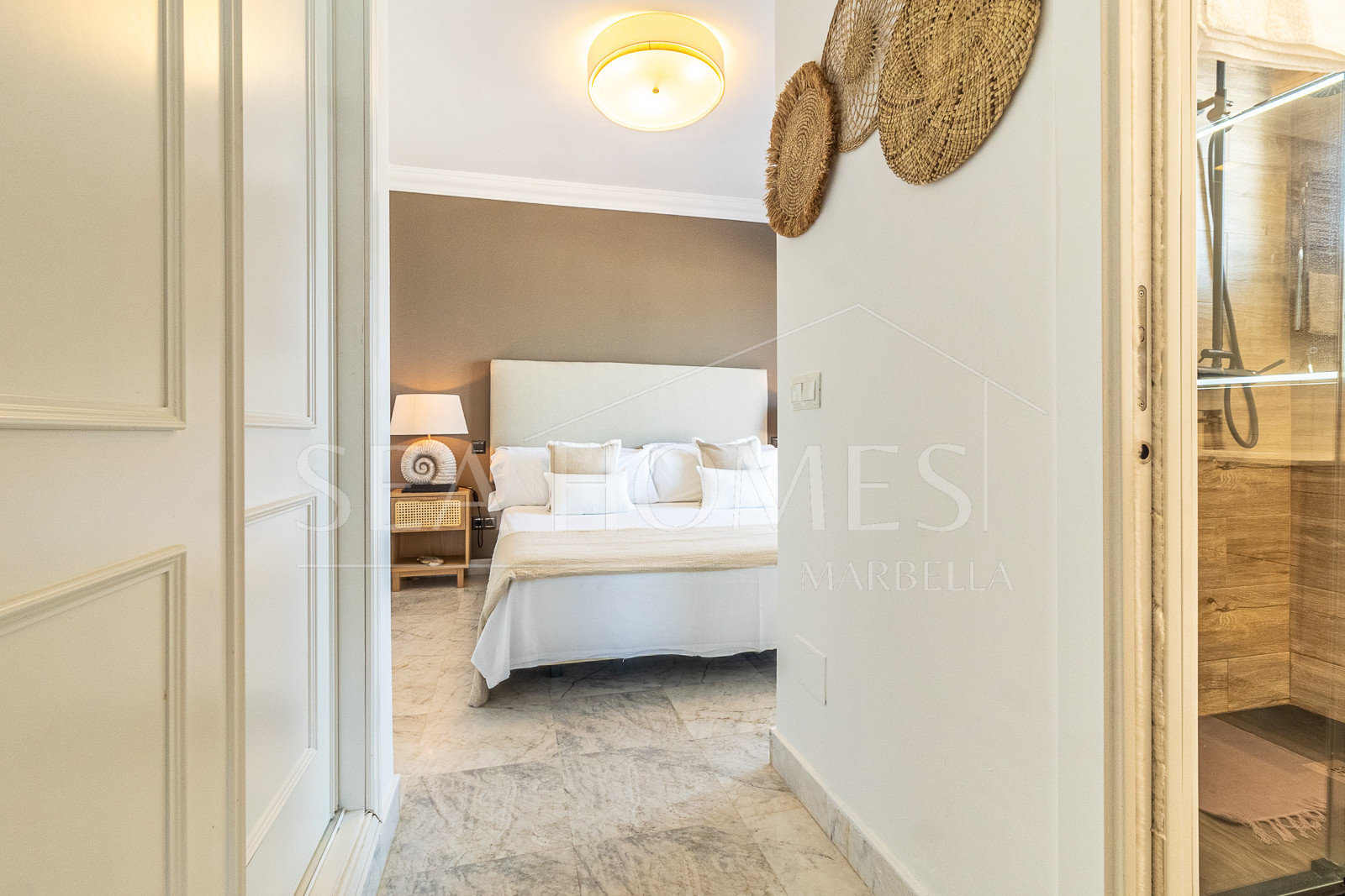 An exceptional 3-bedroom penthouse in the heart of Puerto Banús, offering one of the best terraces and panoramic views in the area.