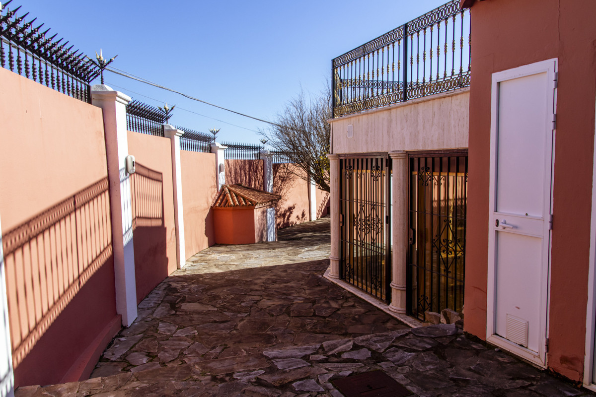 Image 53: detached villa For sale, Estepona, €1,475,000 [R3829441]