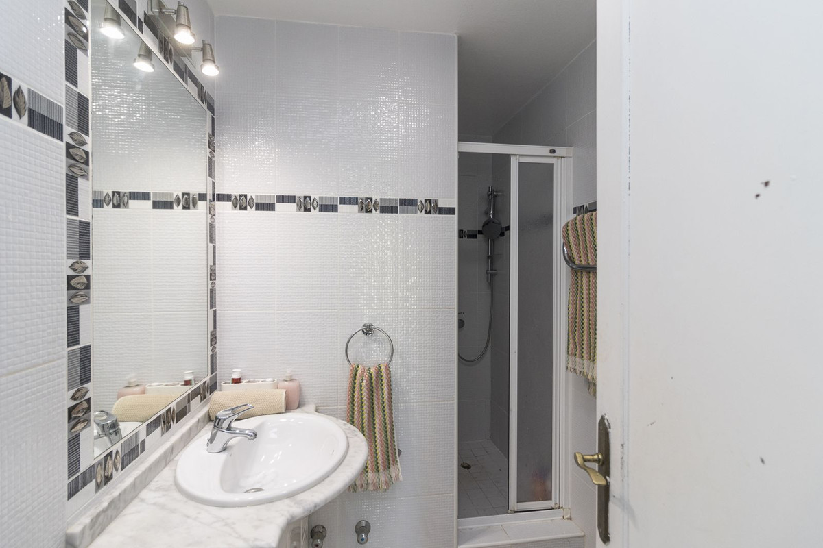 Image 4: Detached Villa For sale, Marbella, €1,200,000 [R4407817]